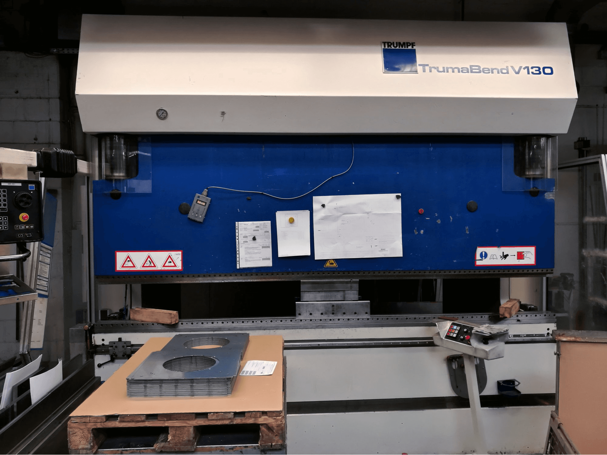 Vista frontal de la máquina Trumpf TrumaBend V130