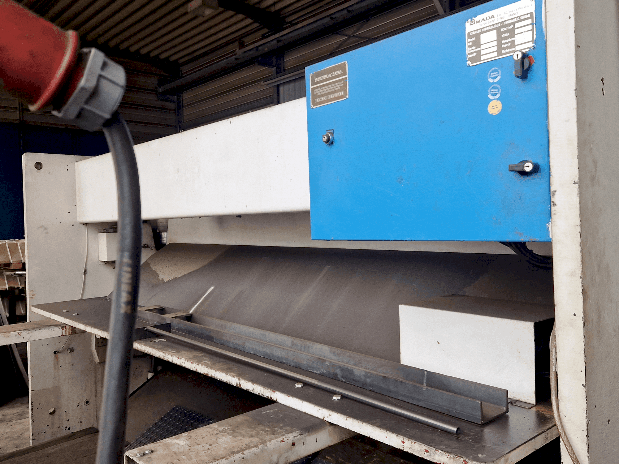 Vista frontal de la máquina AMADA GPN1 30