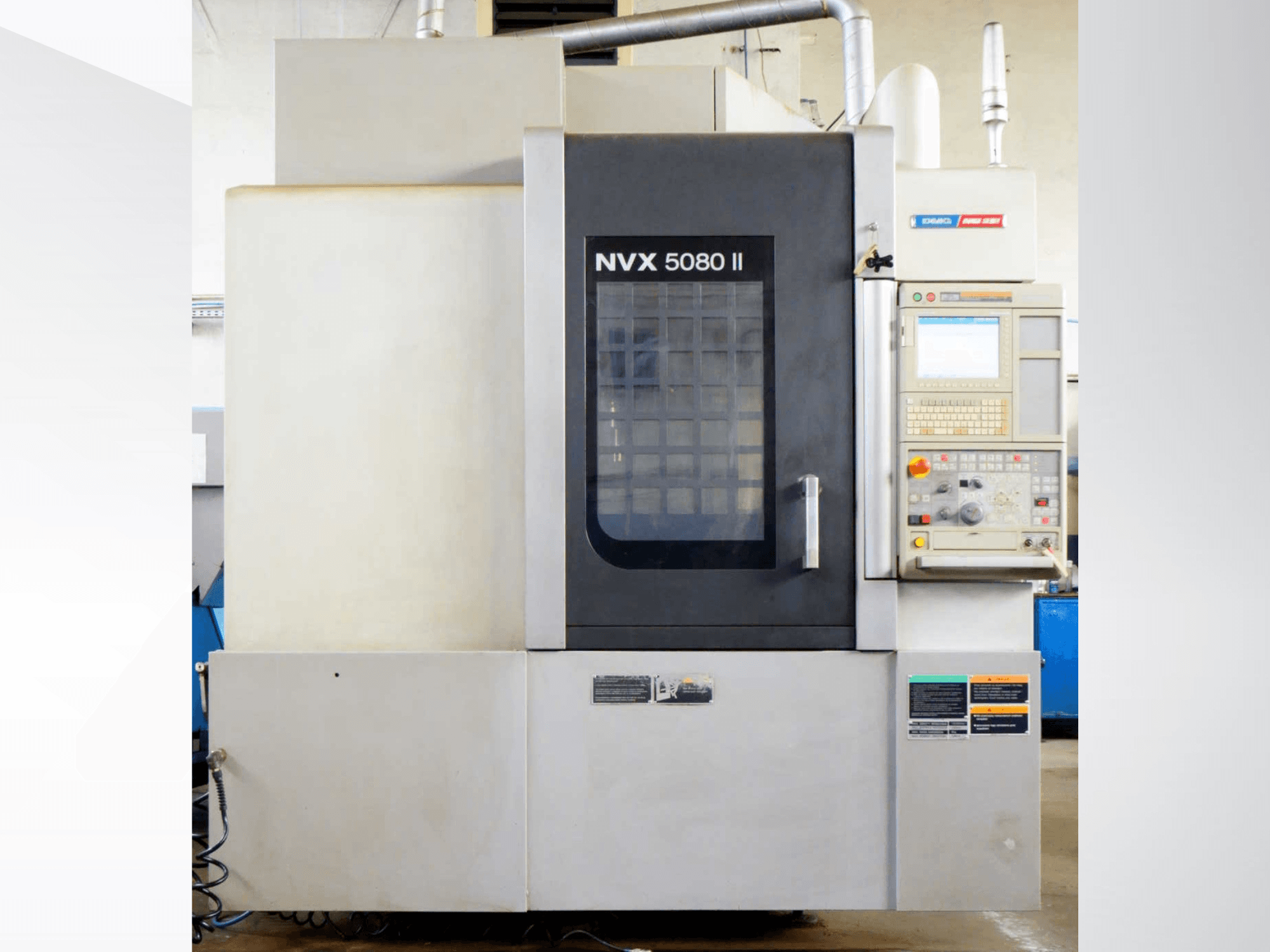 Centro de mecanizado vertical DMG Mori Seiki NVX 5080 II, vista frontal, en la que destacan el panel de control y el diseño de la puerta en rejilla.