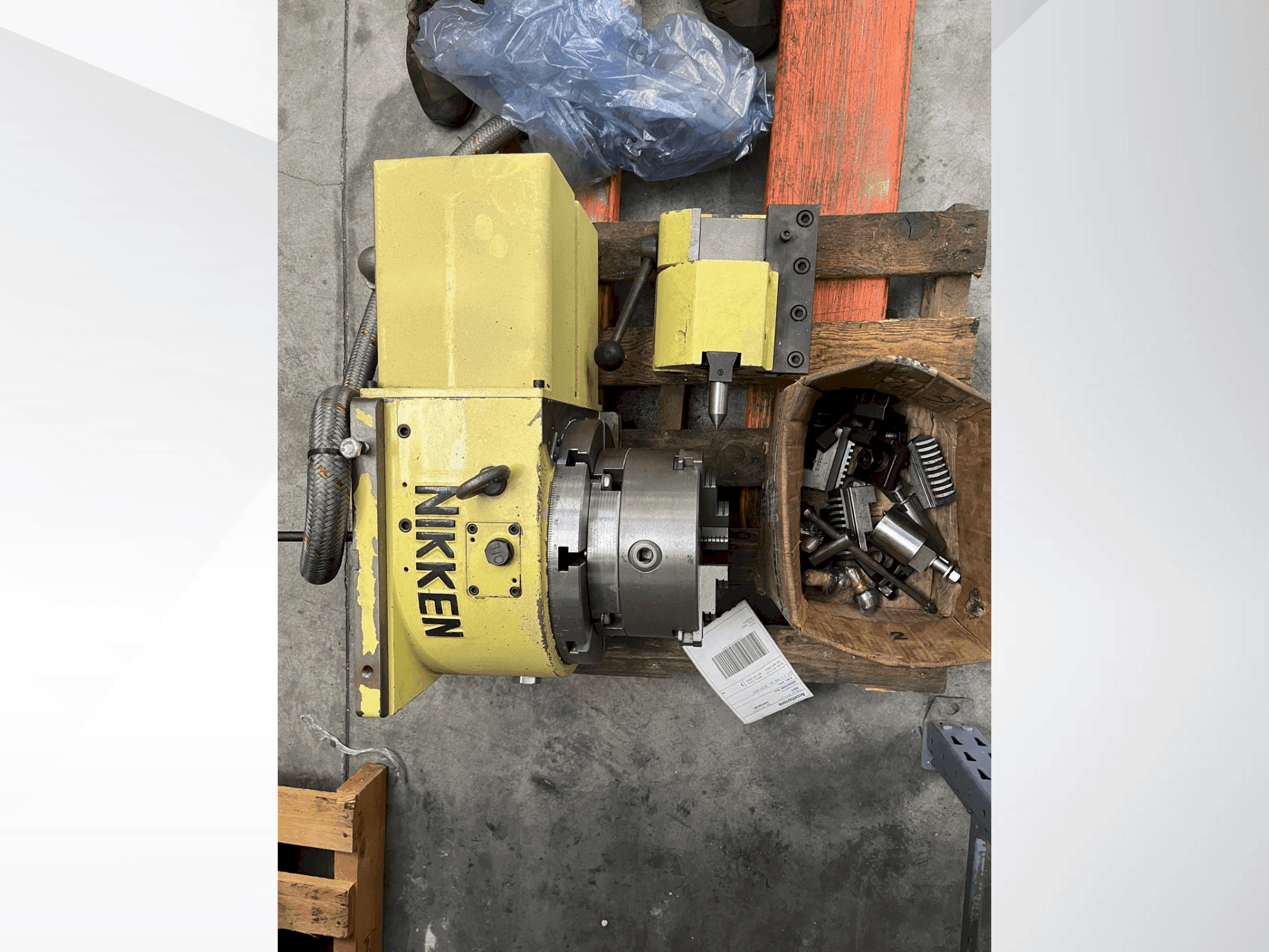 Vista frontal de la máquina NIKKEN CNC 260