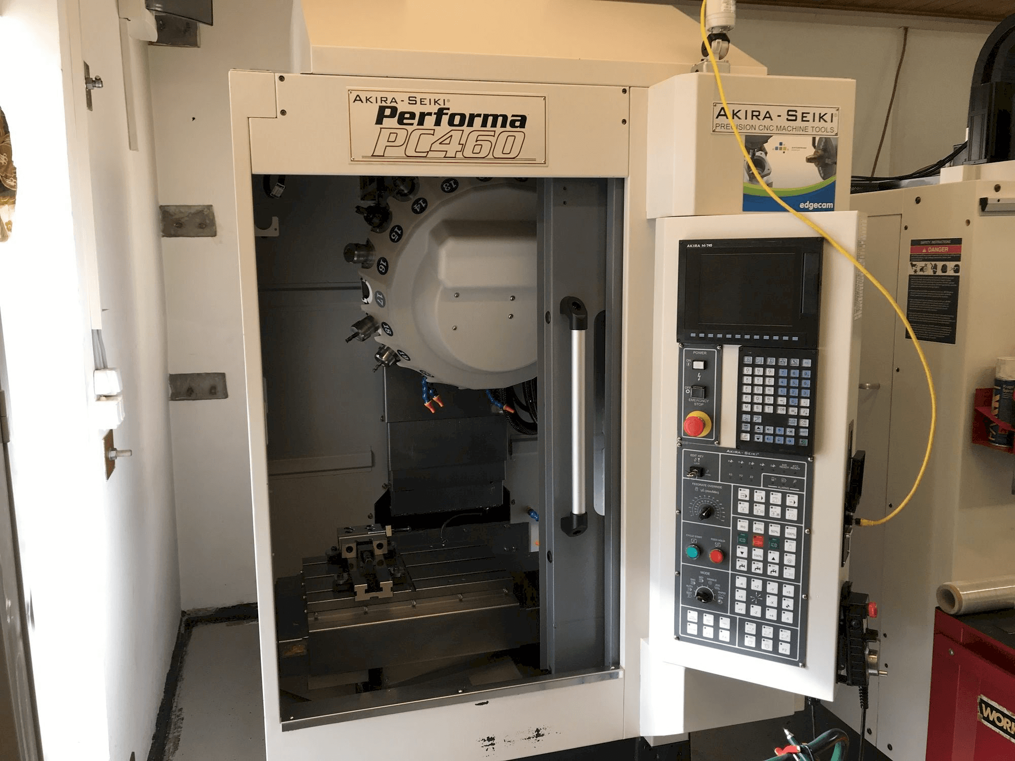 Vista frontal de la máquina Akira Seiki PC 460