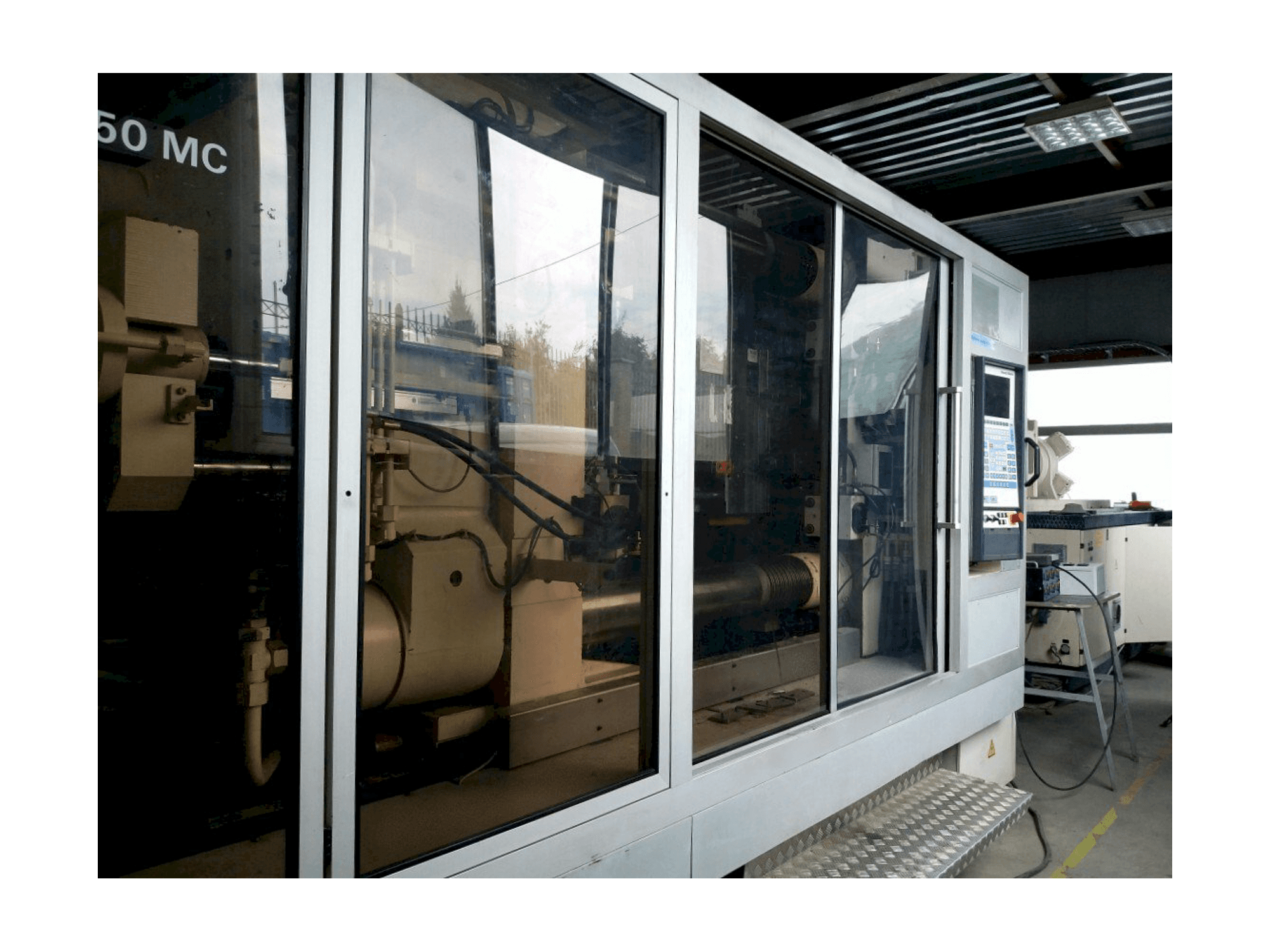 Vista frontal de la máquina Krauss Maffei KM 800/1330 MC