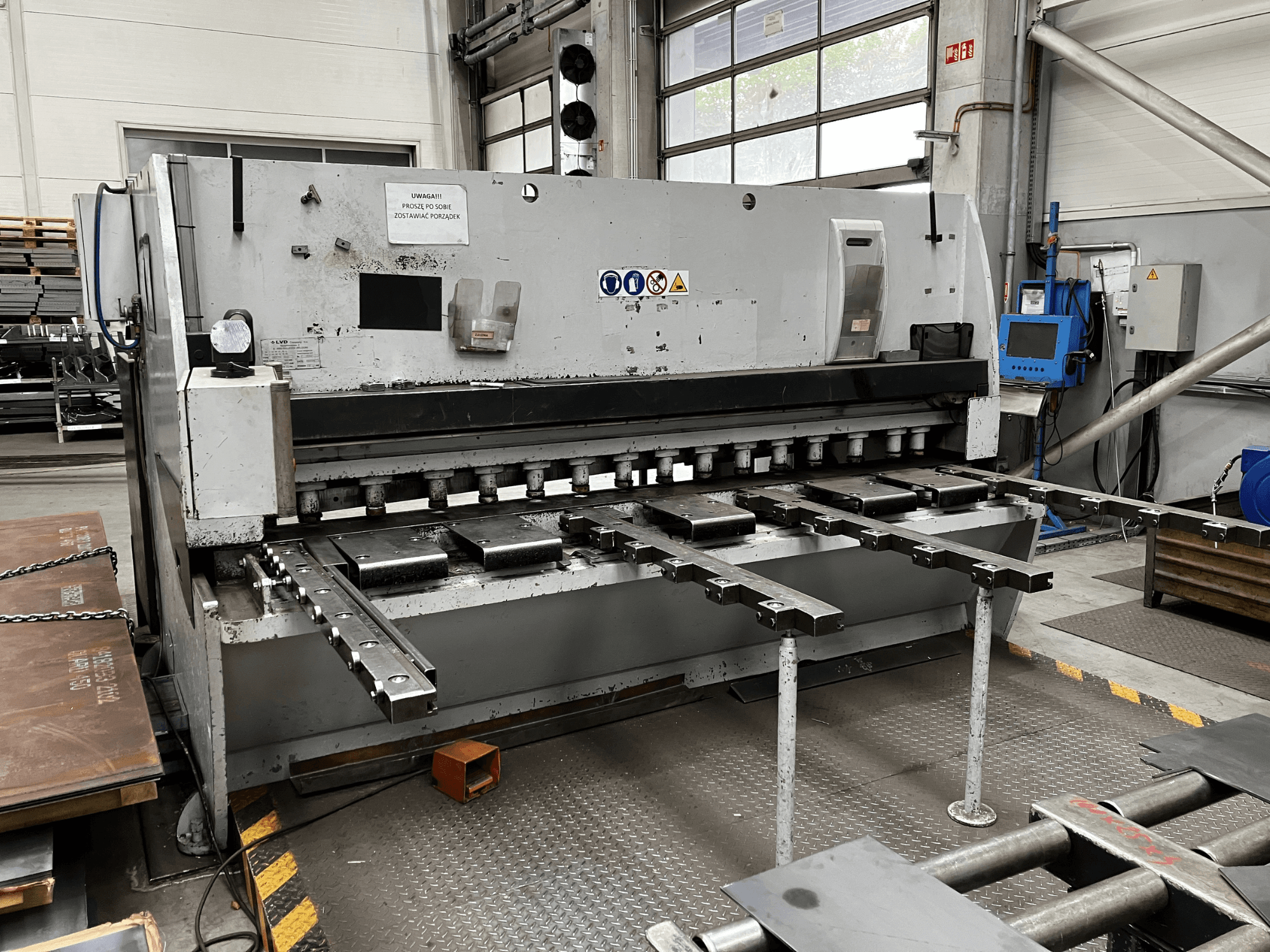 Cizalla CNC LVD MVS-TS 13/31, vista frontal, con cuchillas de cizallado y panel de control.