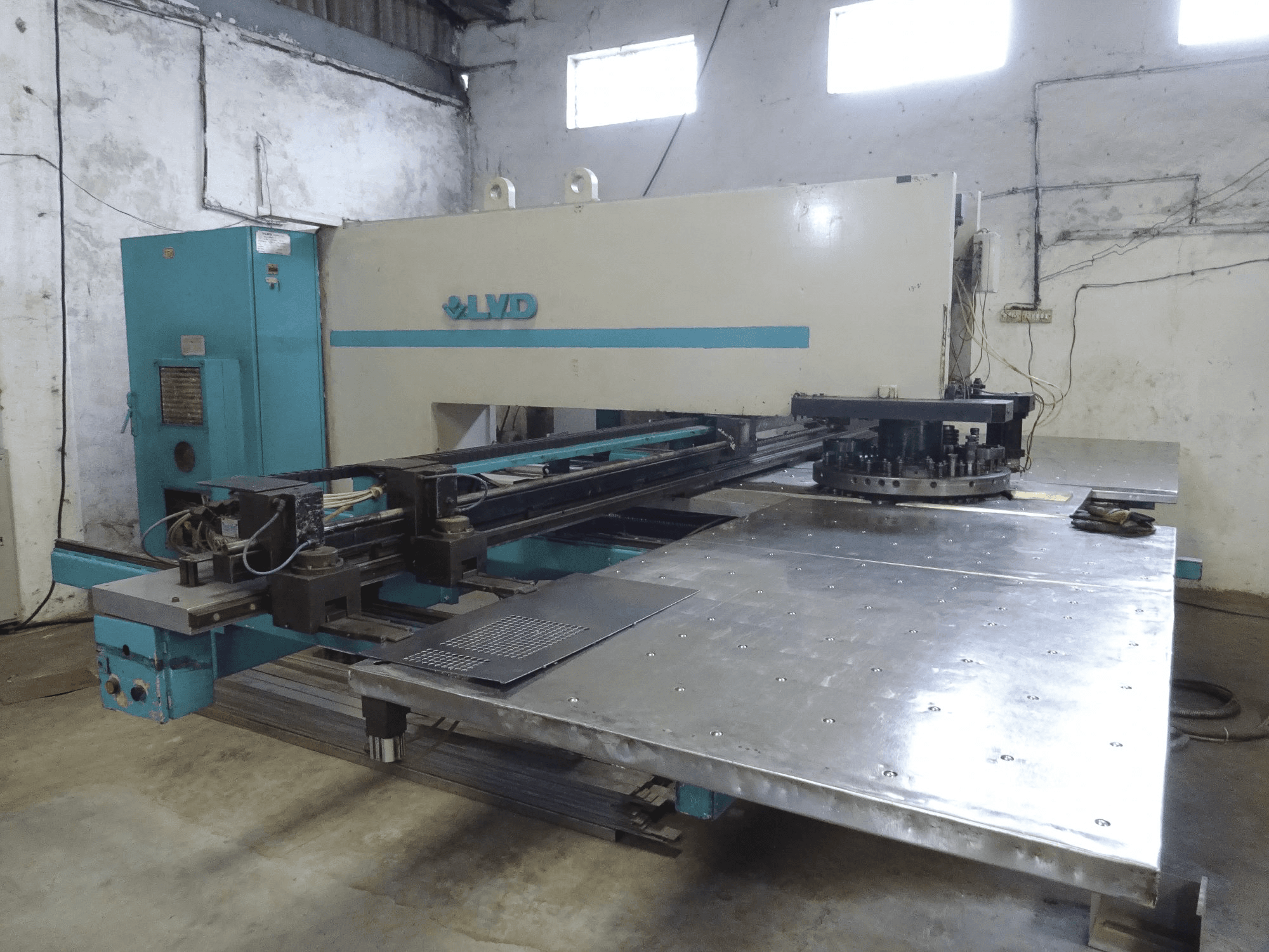 Vista izquierda de la máquina LVD DELTA 1250 LB TK