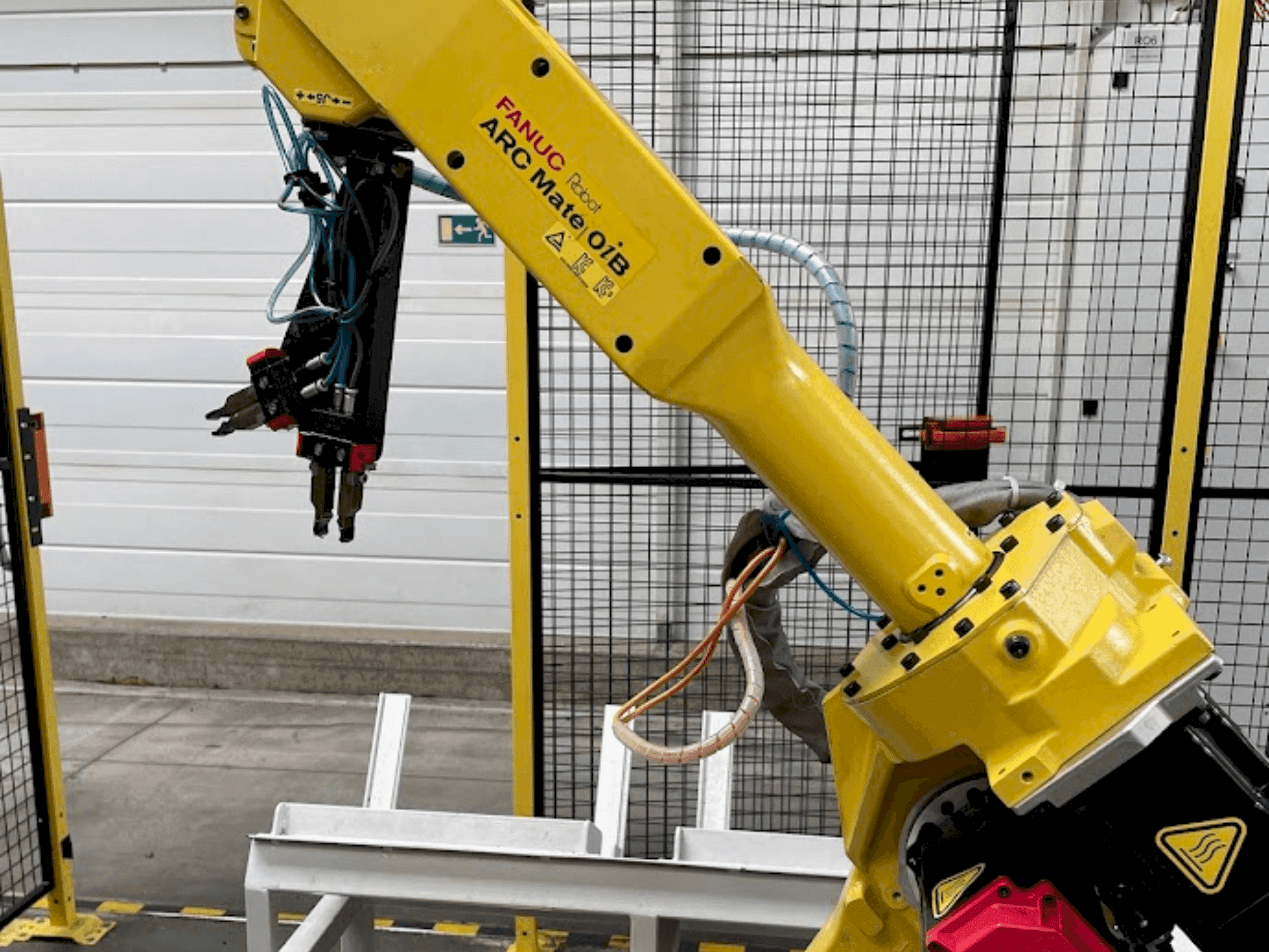 Vista frontal de la máquina FANUC ARC Mate OiB