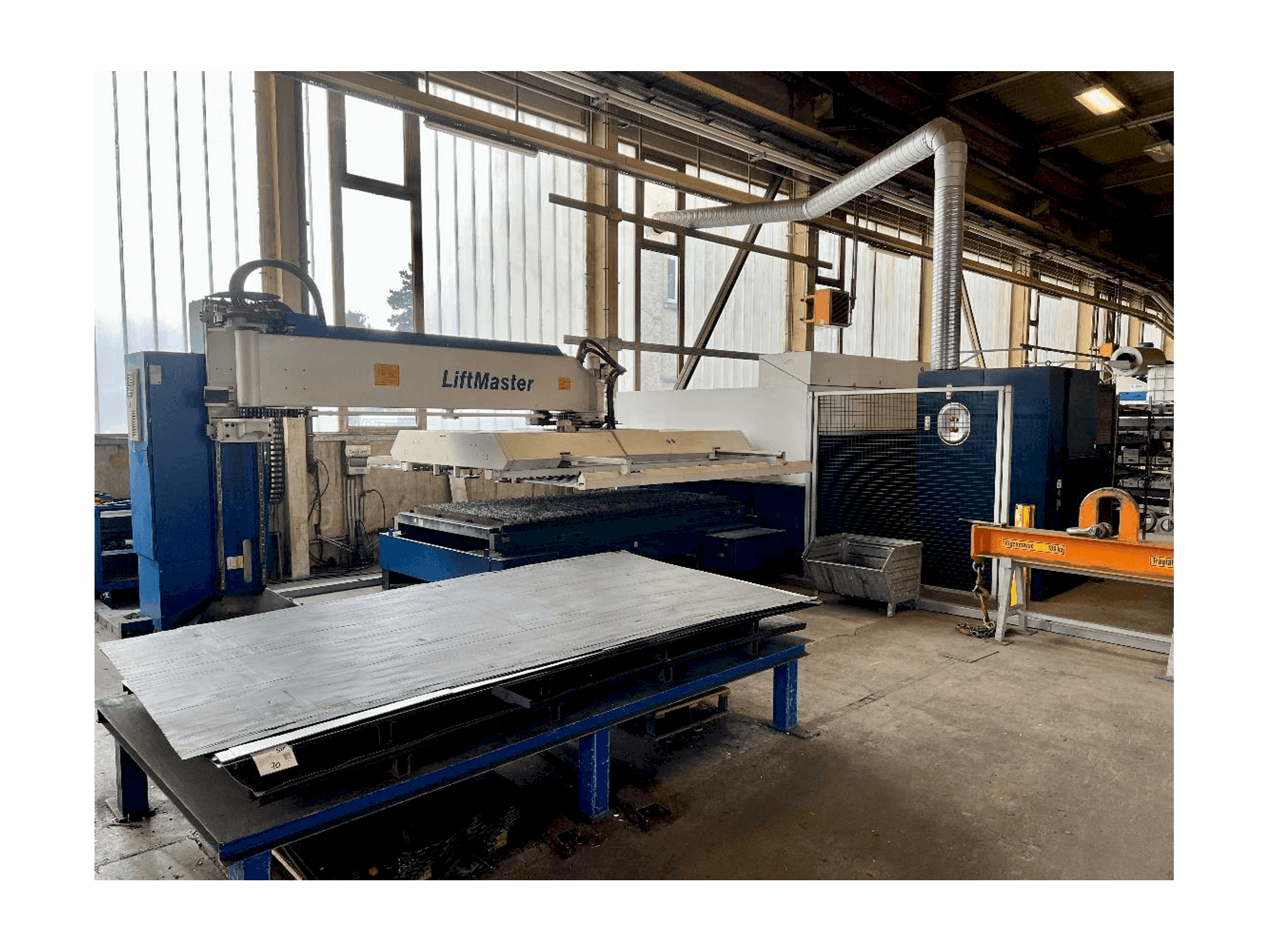 Vista frontal de la máquina TRUMPF TruLaser 3030 Fiber