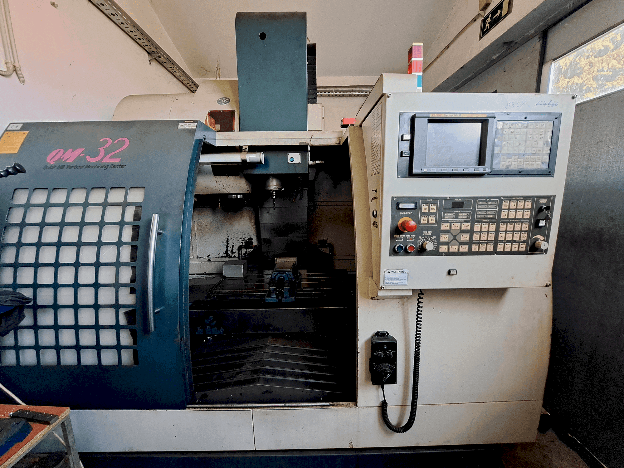 Vista frontal de la máquina Feeler QM-32