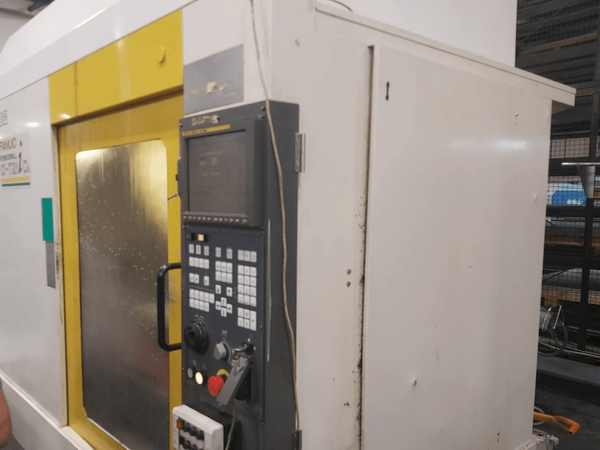 Vista frontal de la máquina FANUC Robodrill Alpha T21D