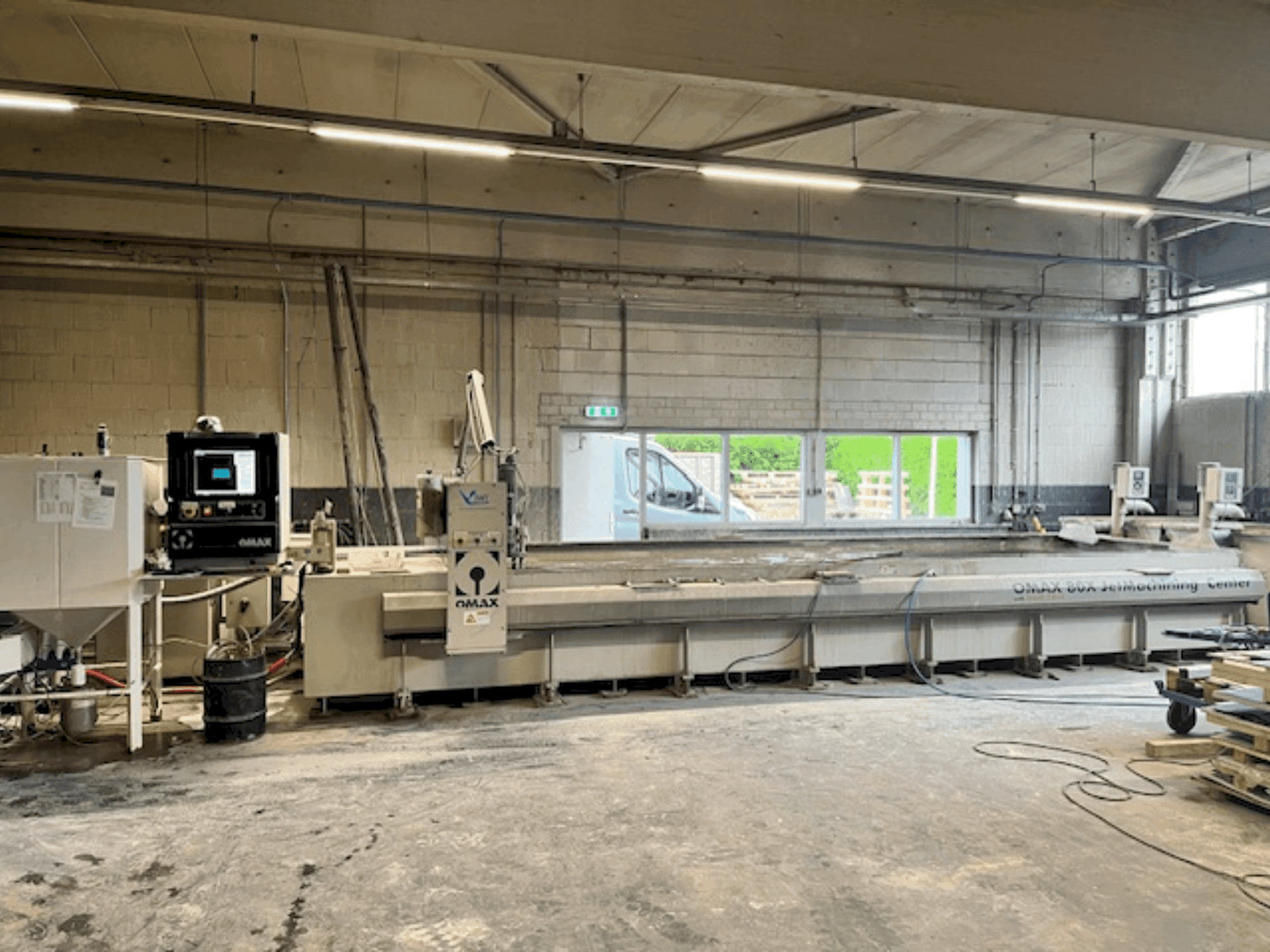 Vista frontal de la máquina OMAX 80X