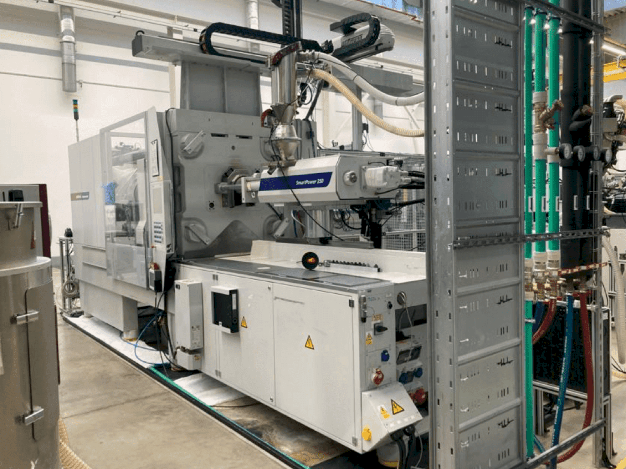 Vista frontal de la máquina WITTMANN Battenfeld SmartPower 350/1000 UNILOG BGP