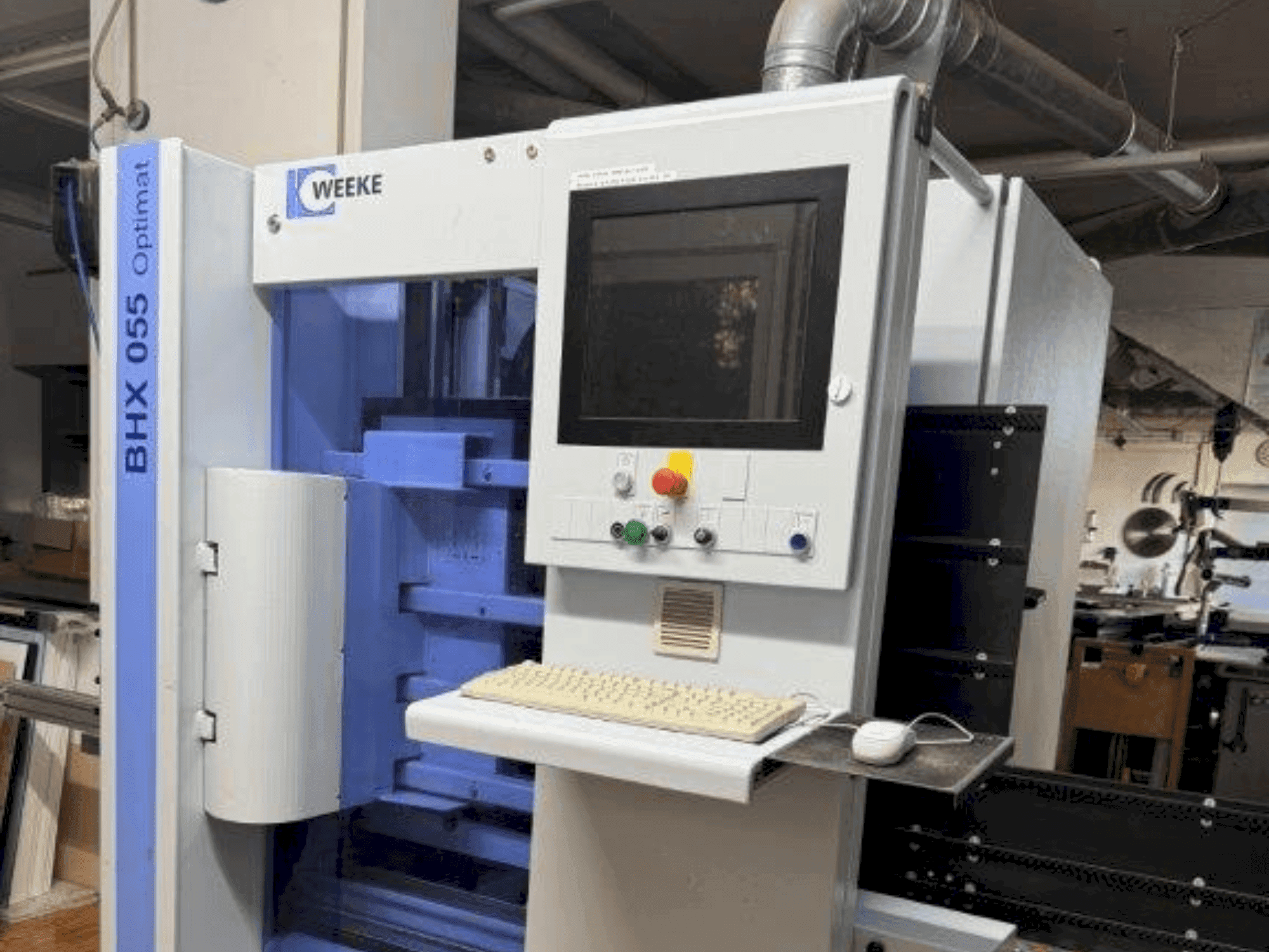 Vista frontal de la máquina HOMAG WEEKE BHX 055