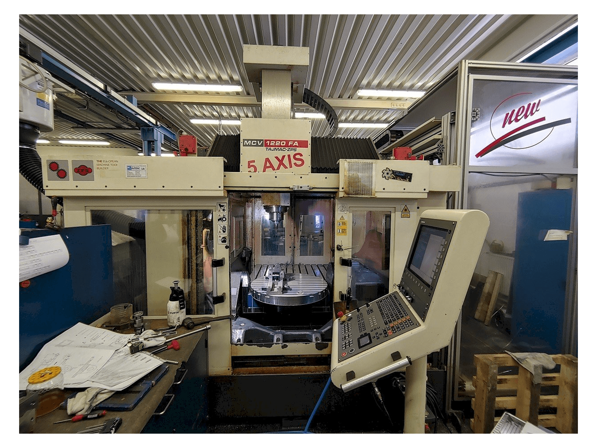 Vista frontal de la máquina TAJMAC-ZPS MCV 1220