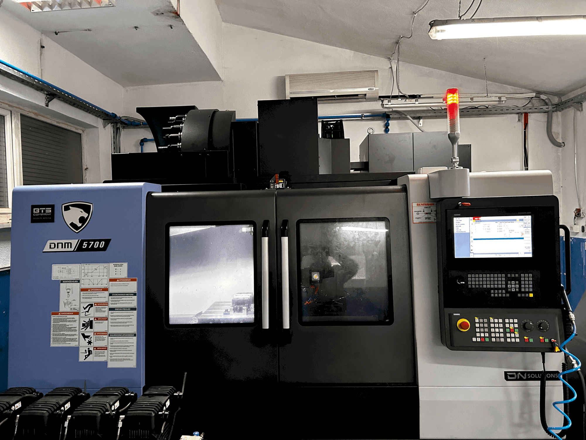 Vista frontal de la máquina DN SOLUTIONS DNM 5700