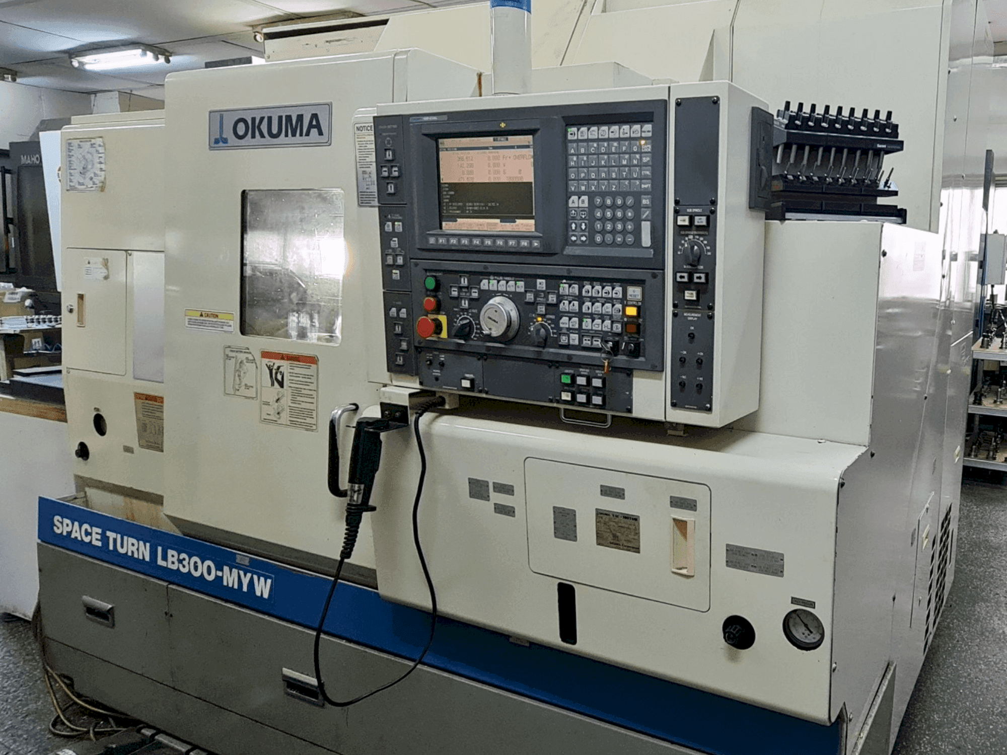 Vista frontal de la máquina Okuma Space Turn LB 300 MYW