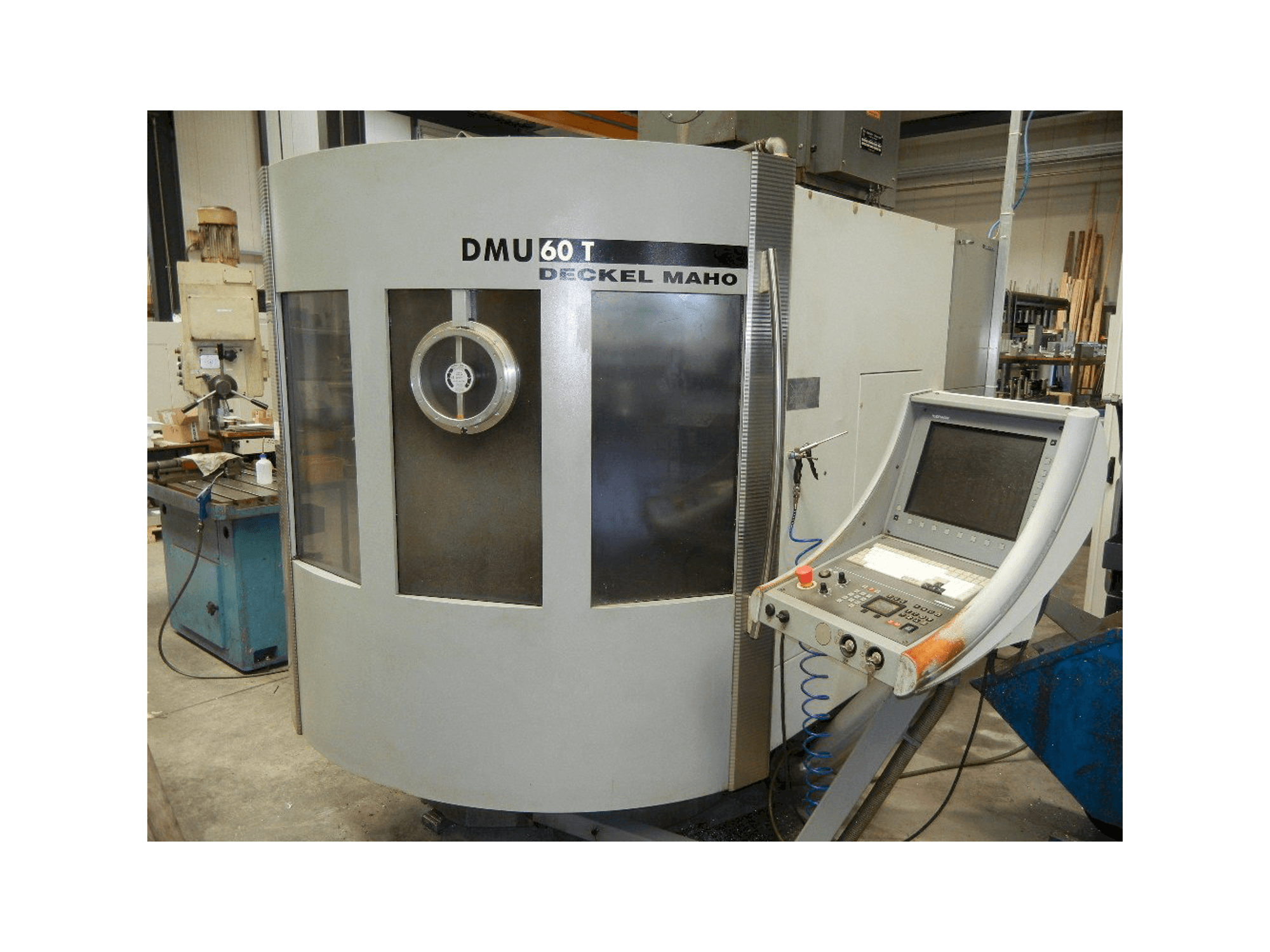 Vista frontal de la máquina DECKEL MAHO DMU 60 T