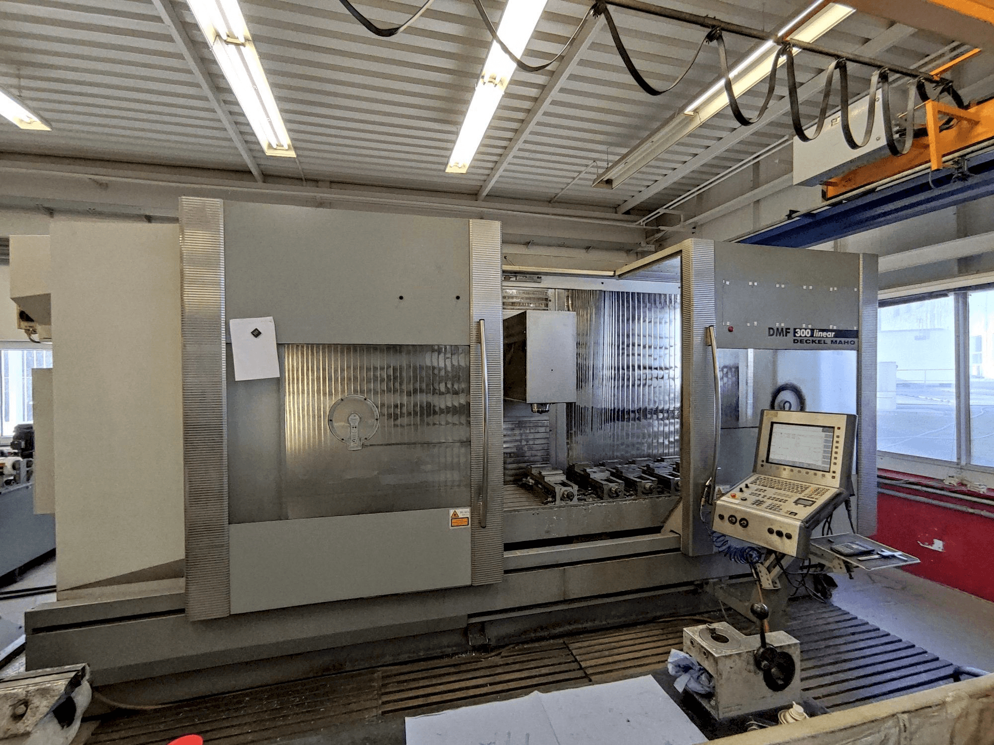 Vista frontal de la máquina DECKEL MAHO DMF 300 linear
