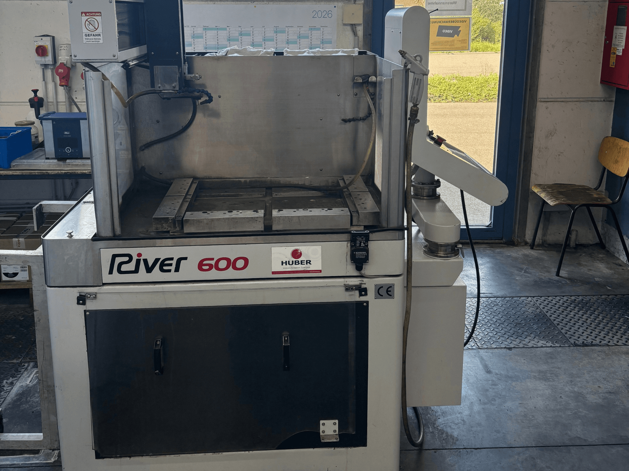 Máquina de electroerosión por penetración HUBER River 600 CNC, vista frontal, en la que se aprecia la cámara de trabajo parcialmente abierta y el panel de control.