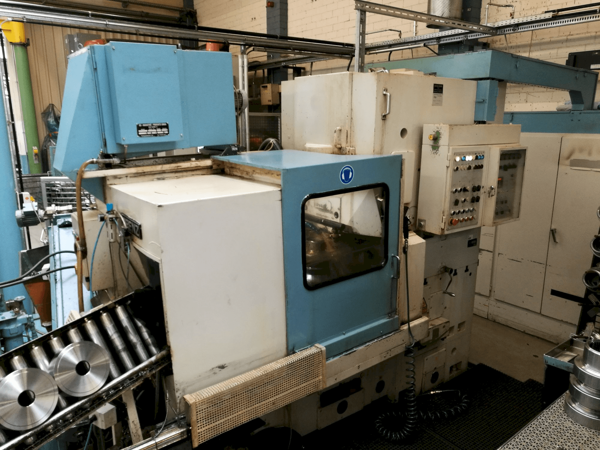 Vista frontal de la máquina LORENZ LS 302
