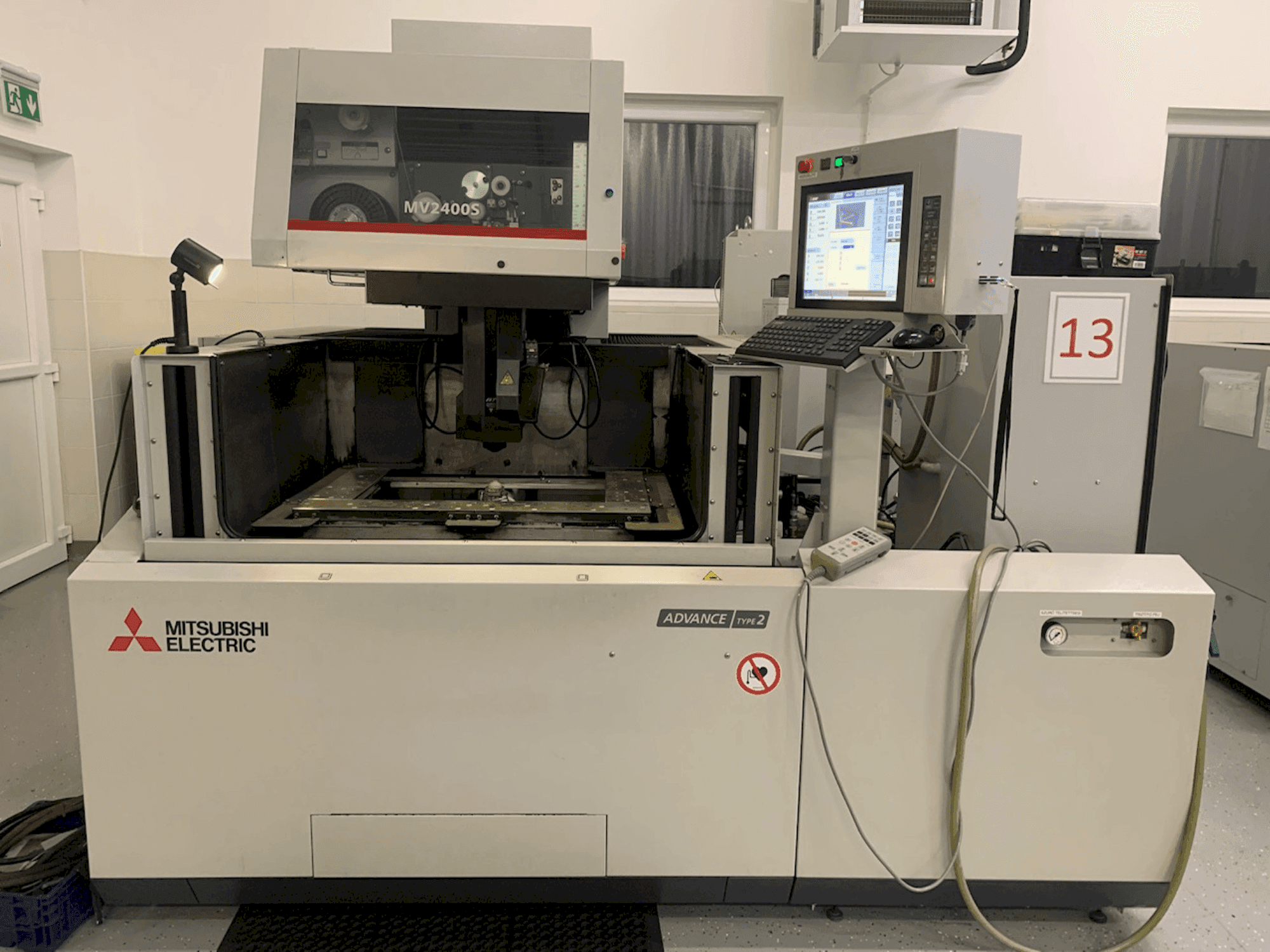 Vista frontal de la máquina Mitsubishi MV2400S