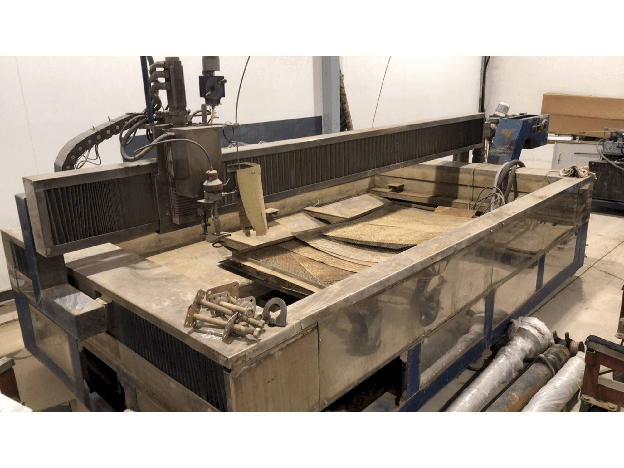 Vista frontal de la máquina Waterjet Italy WF 1630 CNC