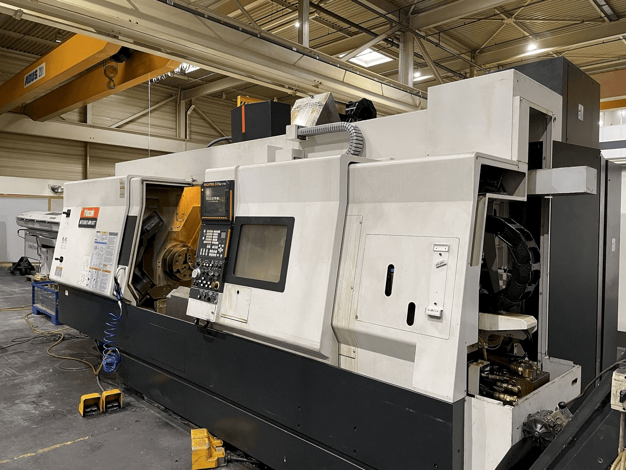 Vista frontal de la máquina Mazak Integrex 400 III ST