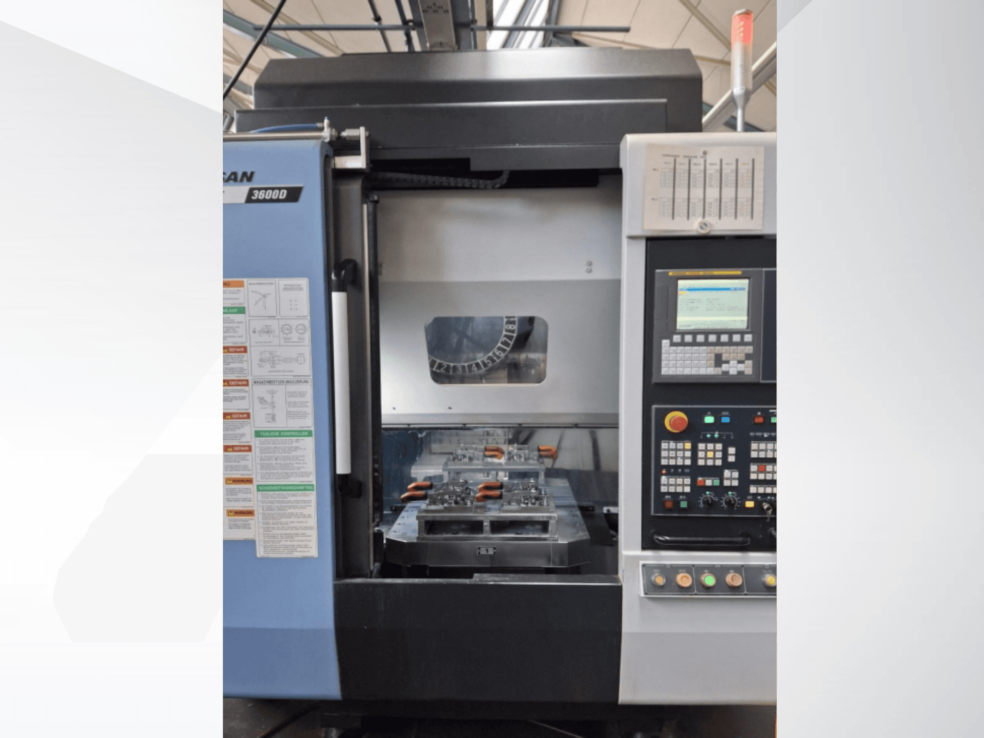 Tornos verticales DOOSAN T 3600 D en vista frontal, mostrando el panel de control y la zona de trabajo con herramientas.