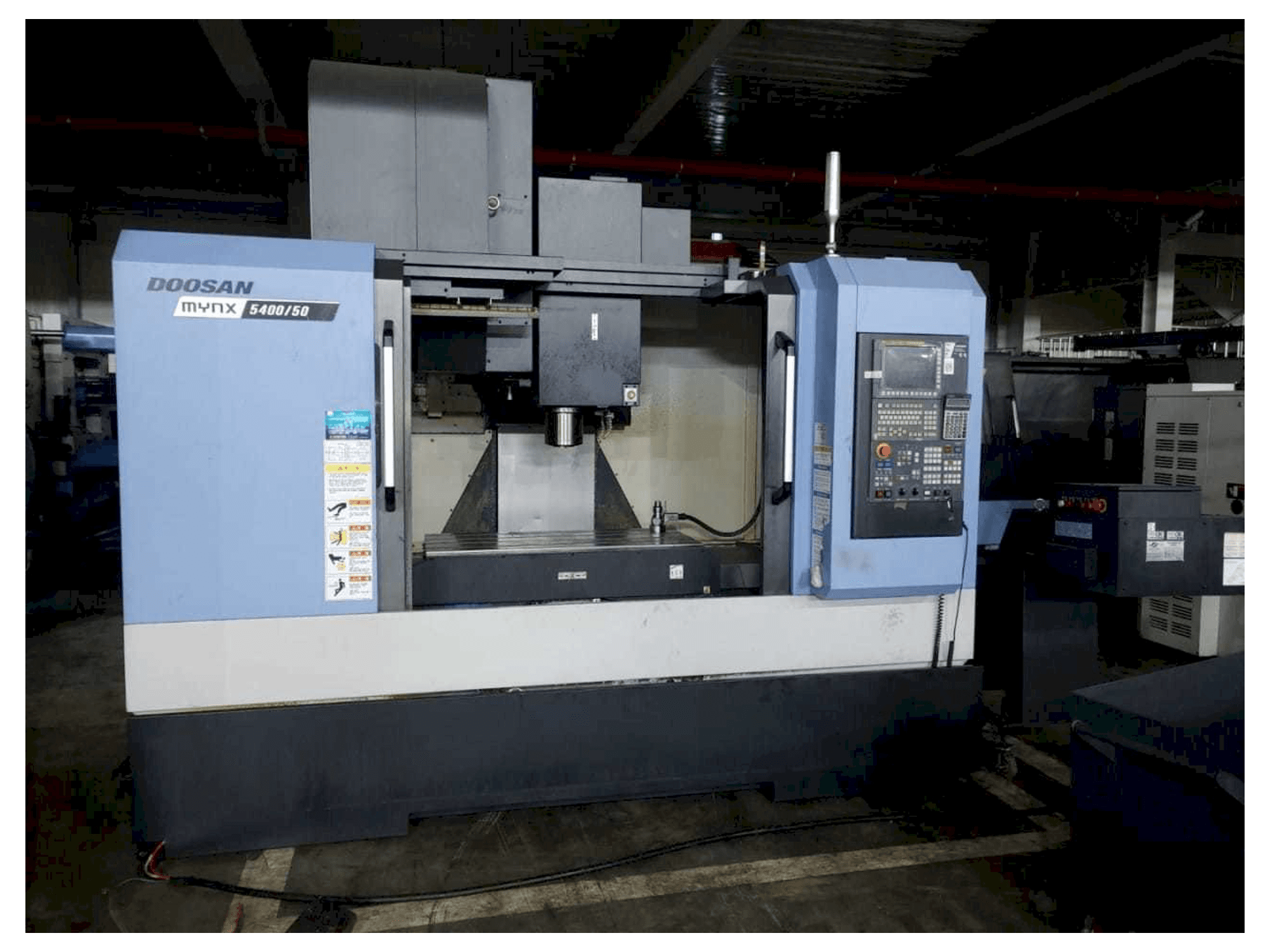 Vista frontal de la máquina Doosan MYNX 5400/50