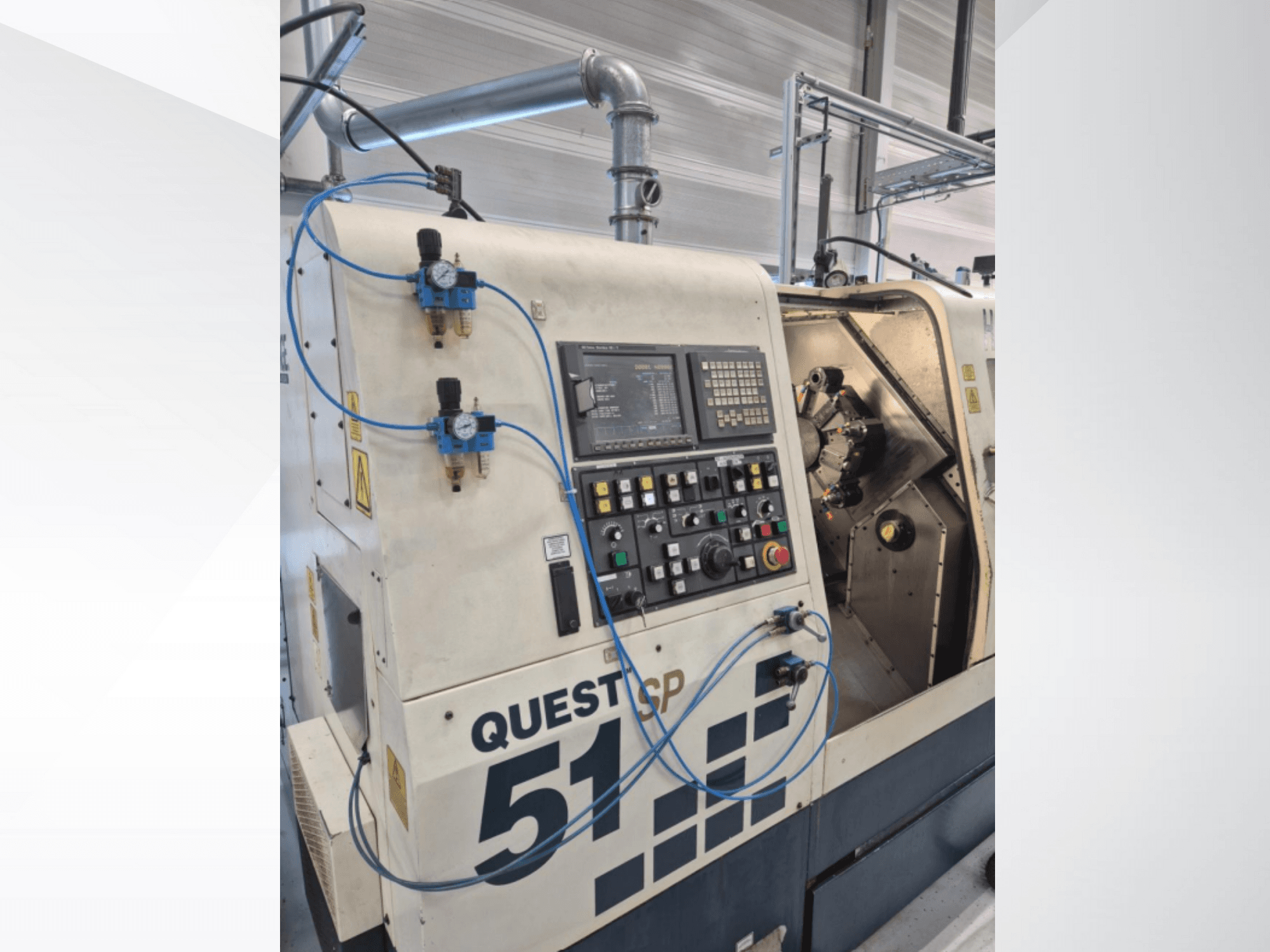 Vista frontal de la máquina CNC Questcp 51, panel de control con botones y pantalla, controles neumáticos, diseño industrial.