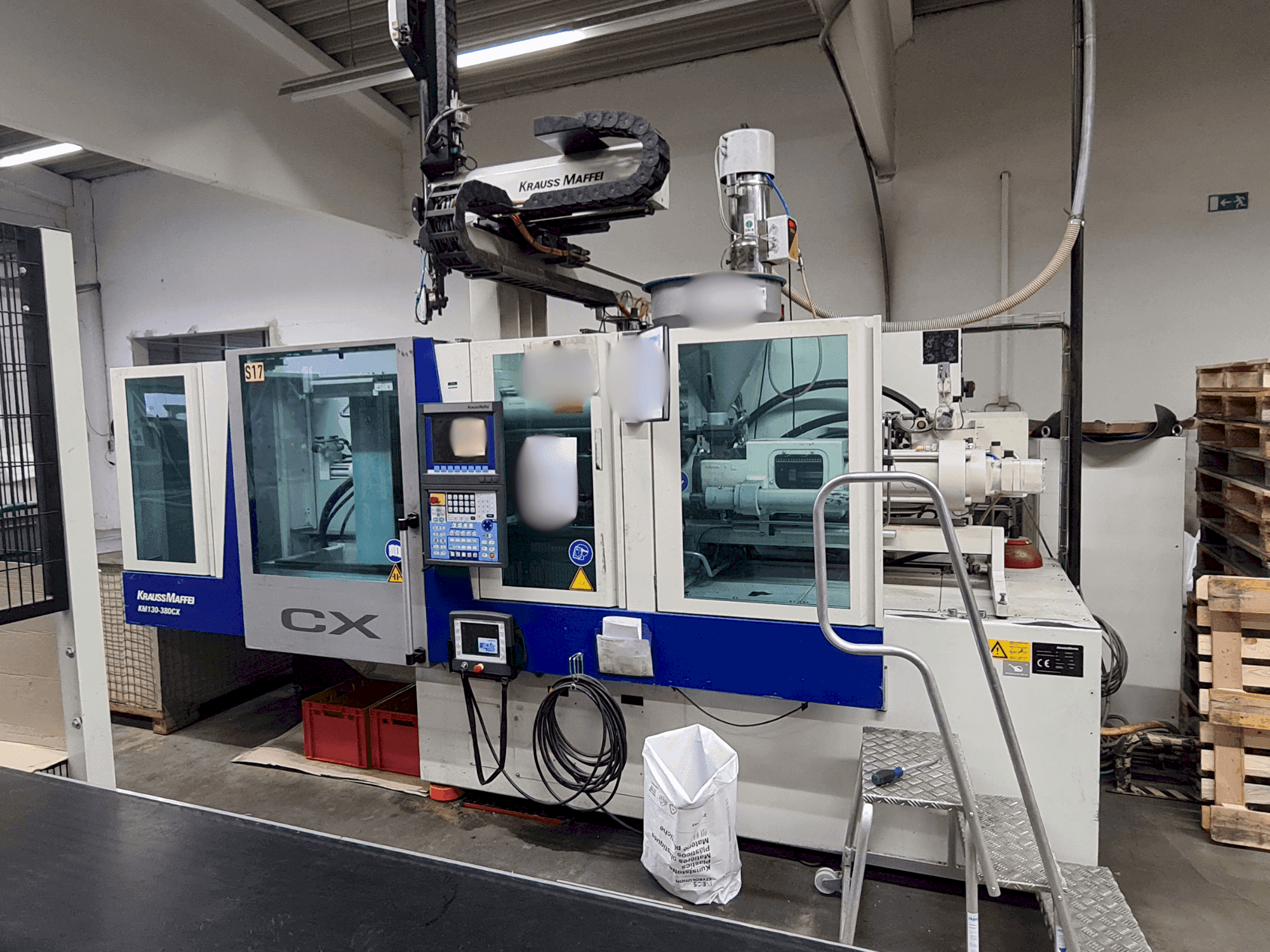 Vista frontal de la máquina Krauss Maffei 130-380 CX