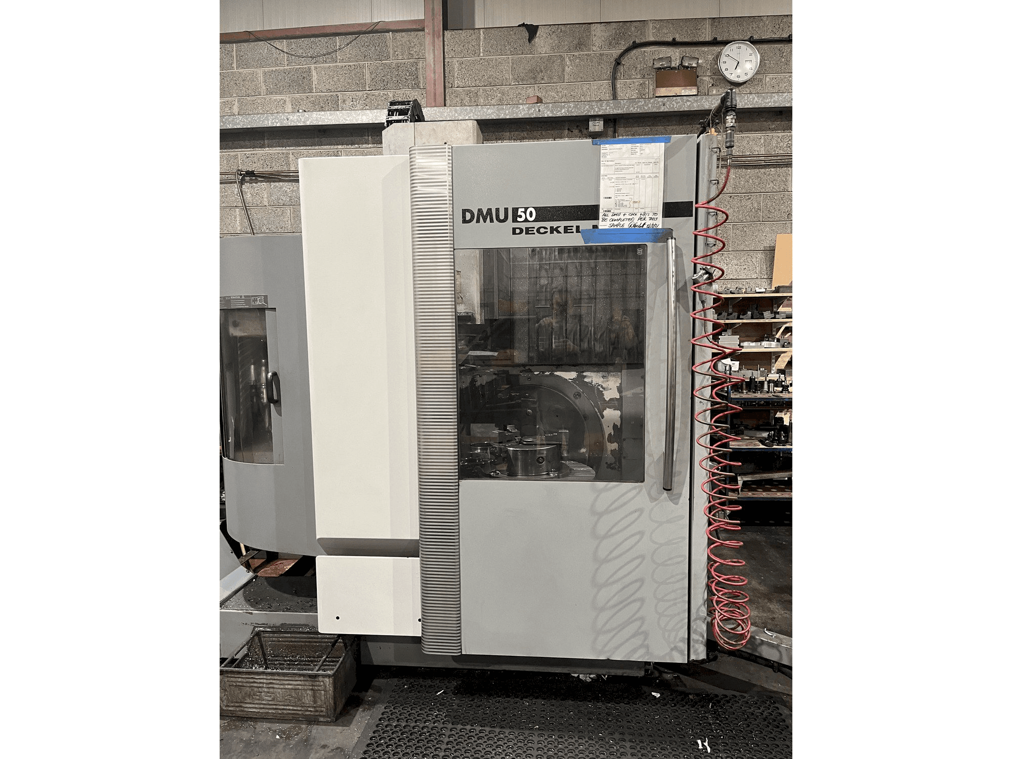 Vista frontal de la máquina DECKEL MAHO DMU 50