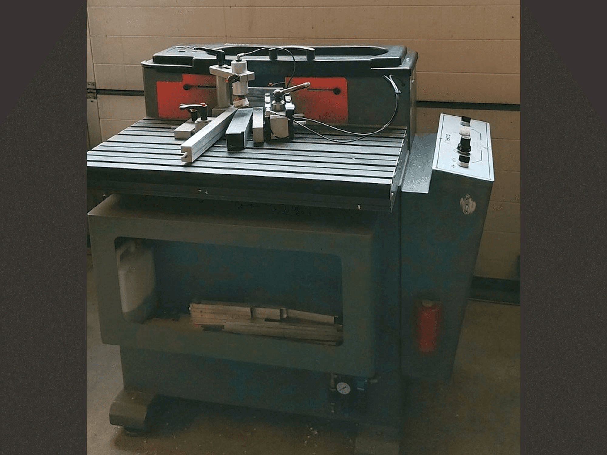 Vista lateral izquierda de la máquina Tekna TK661