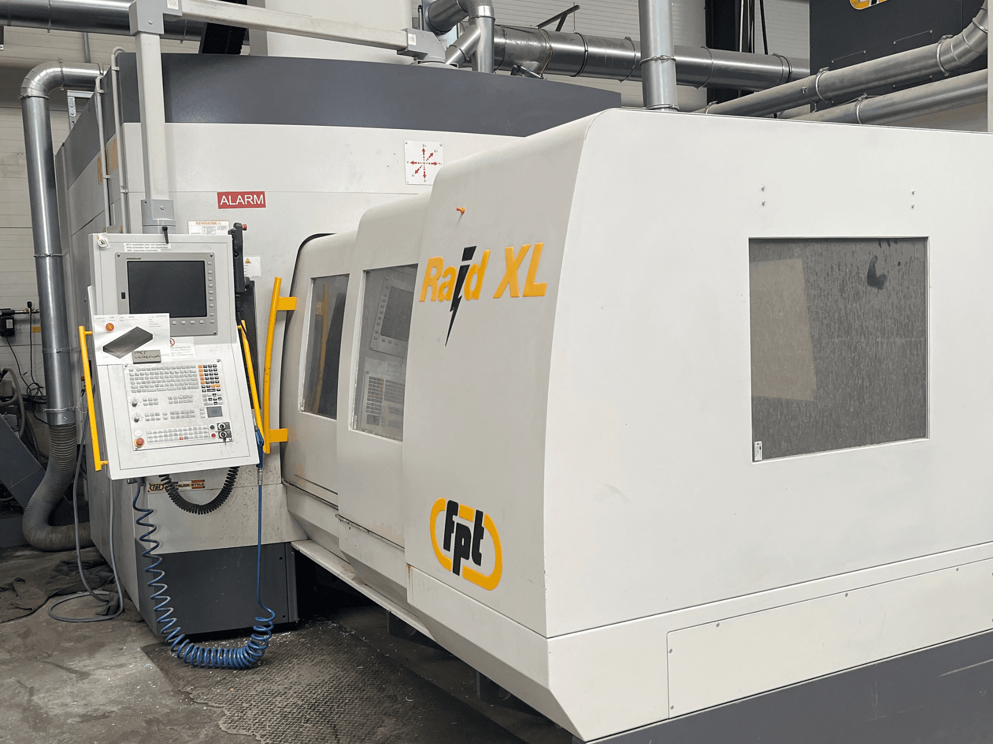 Fresadora de pórtico FPT Raid XL vista desde delante con el panel de control, en la que se aprecian su diseño industrial y sus características operativas.