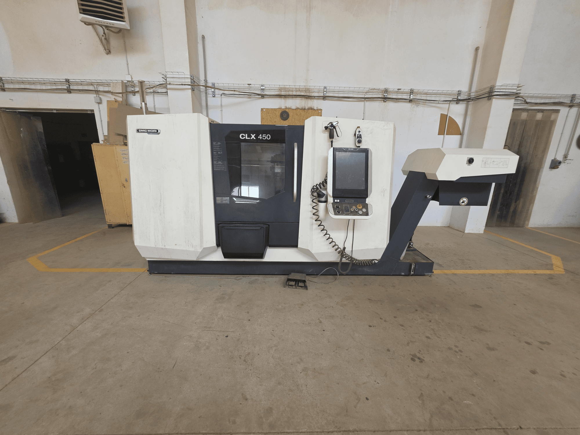Vista horizontal del torno DMG MORI CLX 450 V4, con panel de control, zona de husillo y entorno industrial limpio.