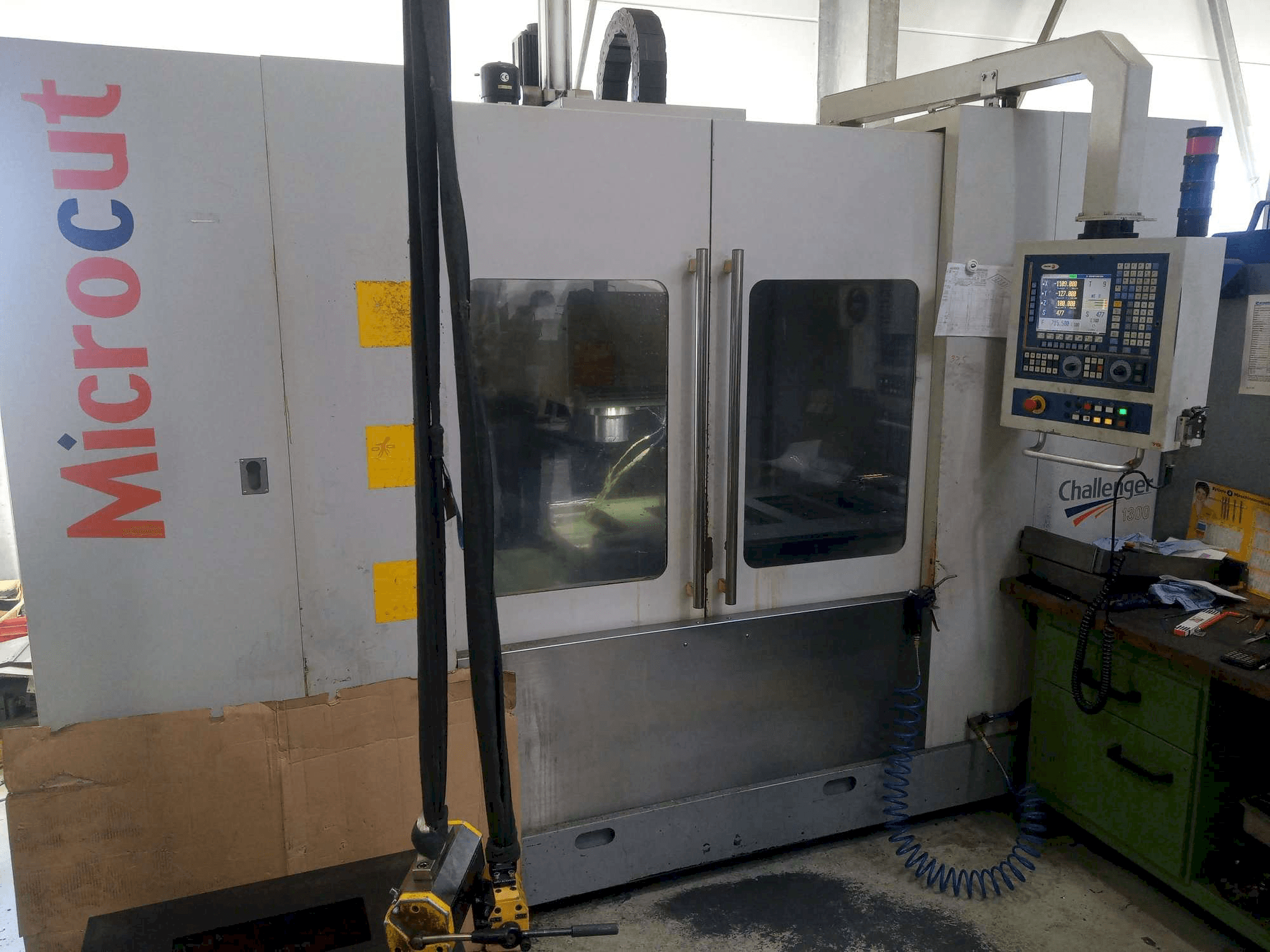 Vista frontal de la máquina Micromill VMC 1300