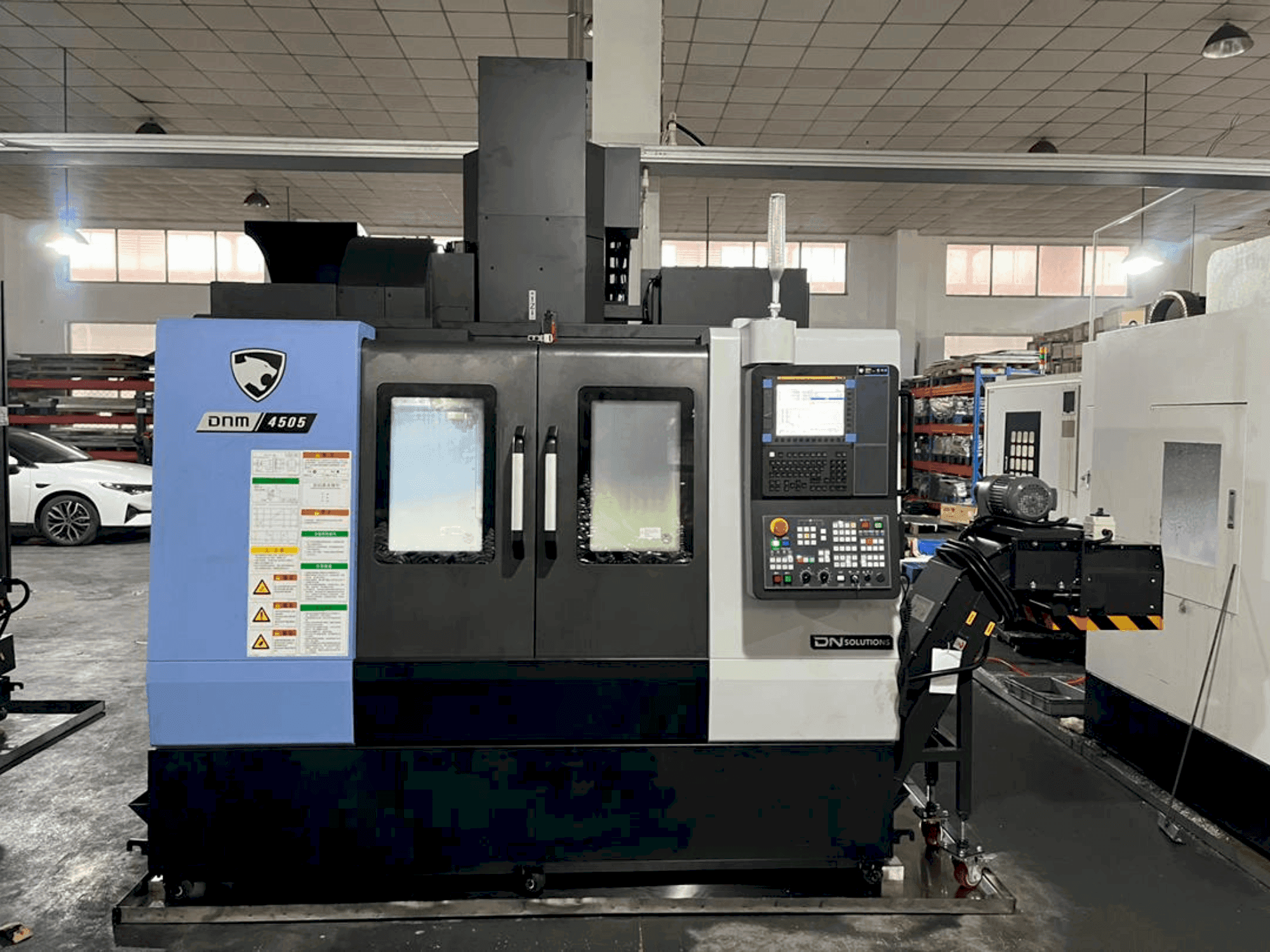 Vista frontal de la máquina DOOSAN dnm 4505 (2024)