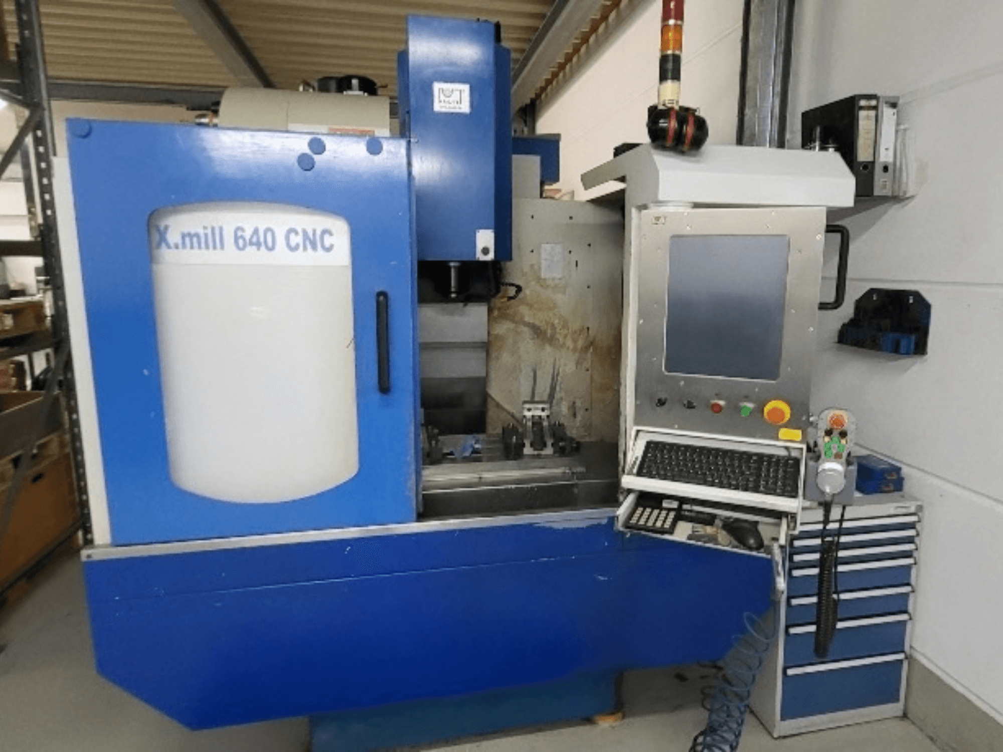 Centro de mecanizado vertical CNC Blue KNUTH X-mill 640, vista frontal en la que se aprecian el panel de control y el teclado.