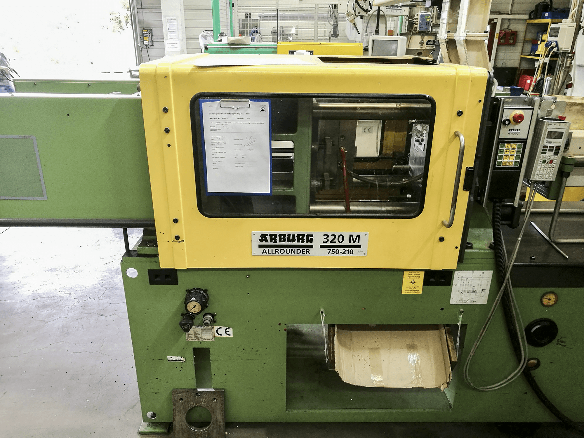 Vista frontal de la máquina Arburg 320M 750-210