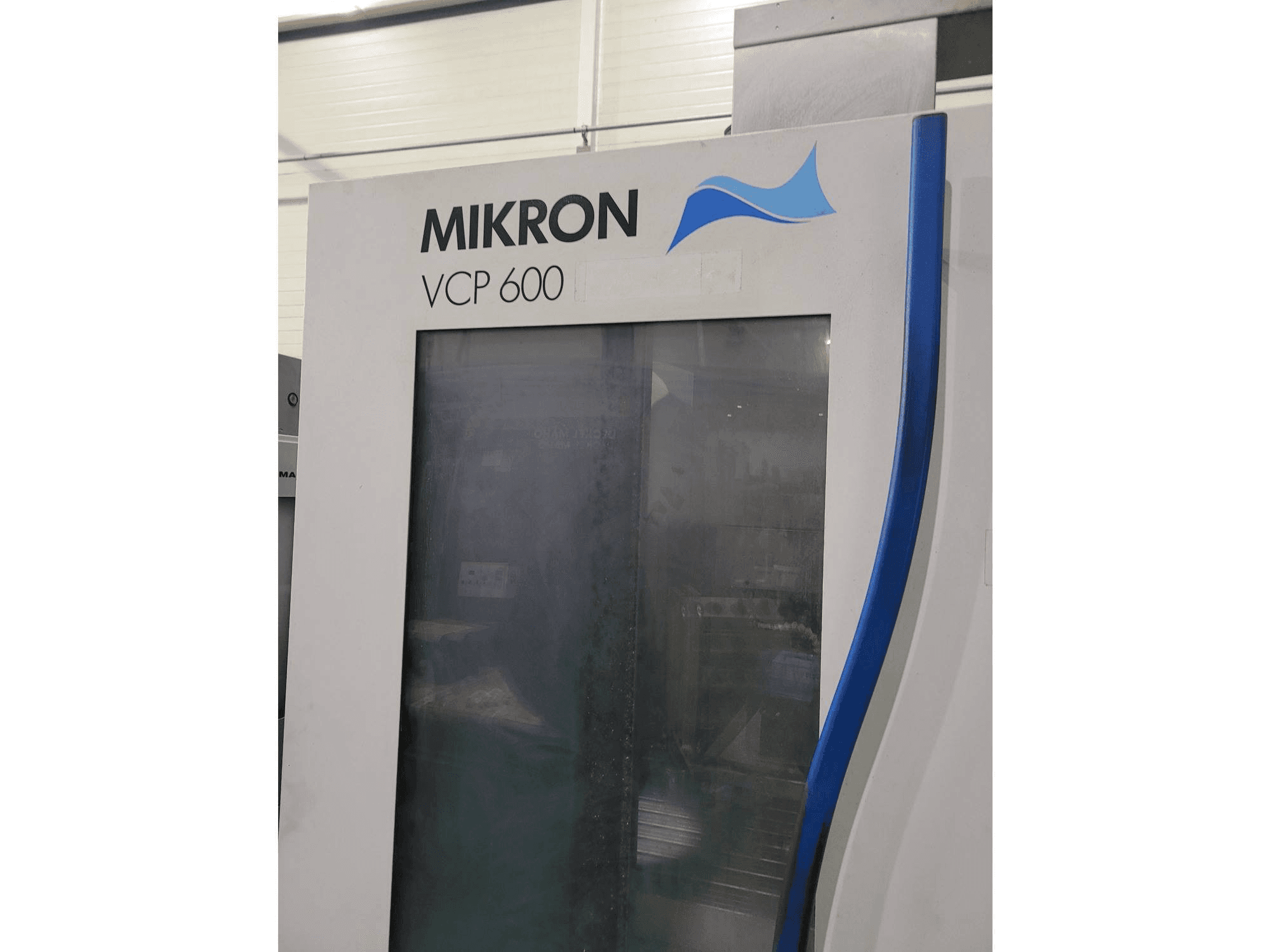 Vista frontal de la máquina MIKRON VCP 600