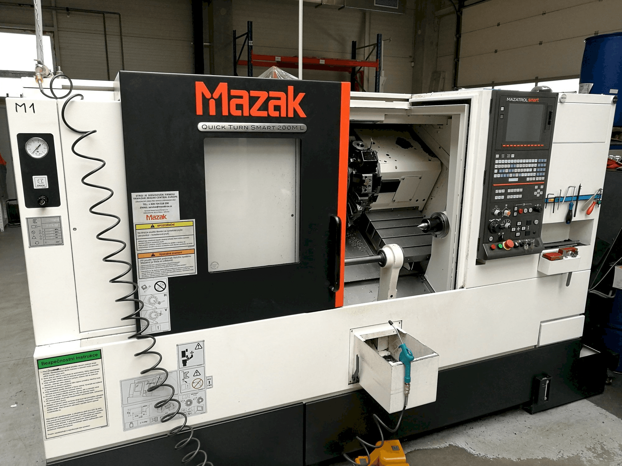 Vista frontal de la máquina Mazak Quick Turn Smart 200 ML