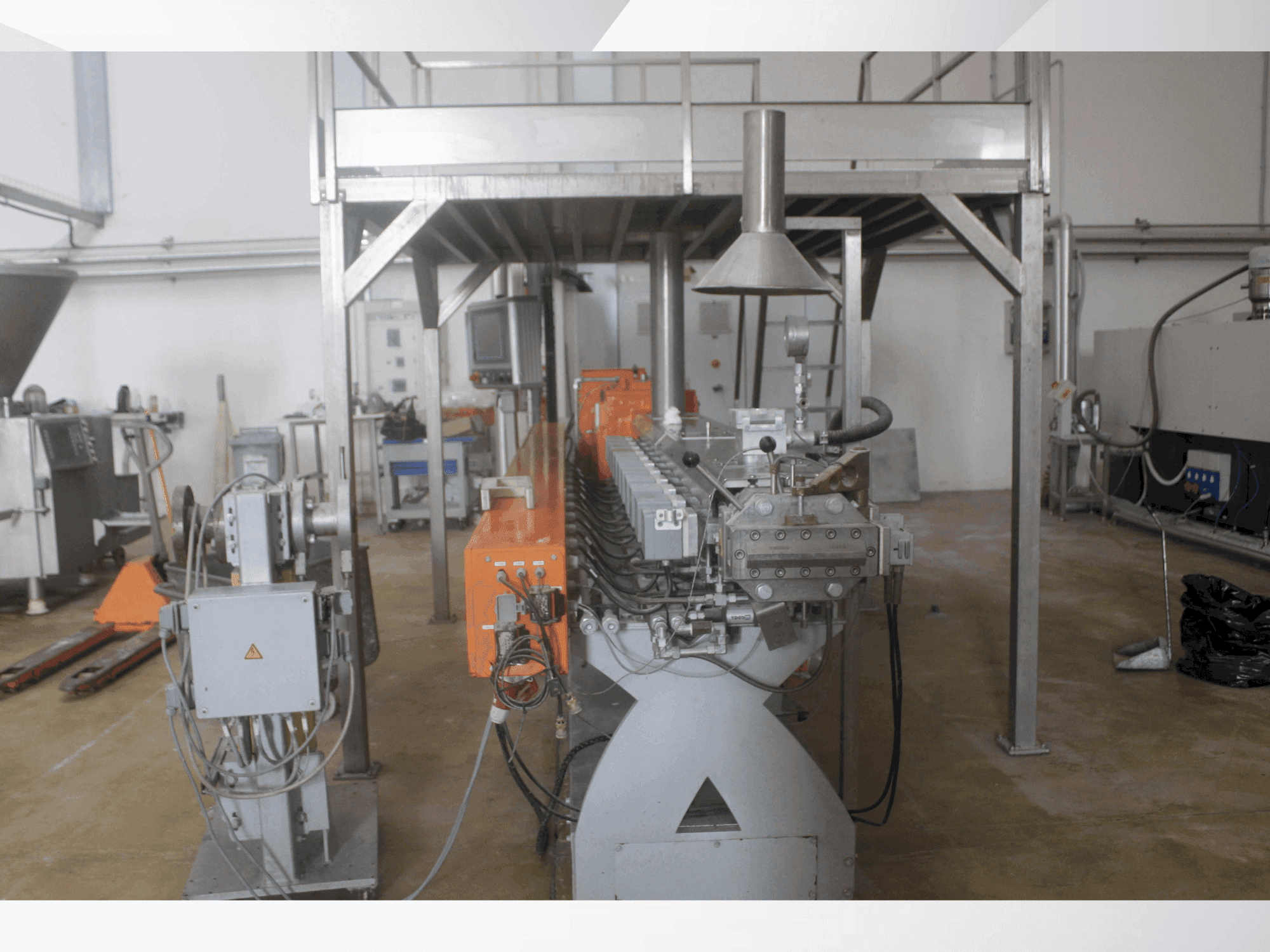 Vista frontal de la máquina Leistritz ZSE60MAXX-48D