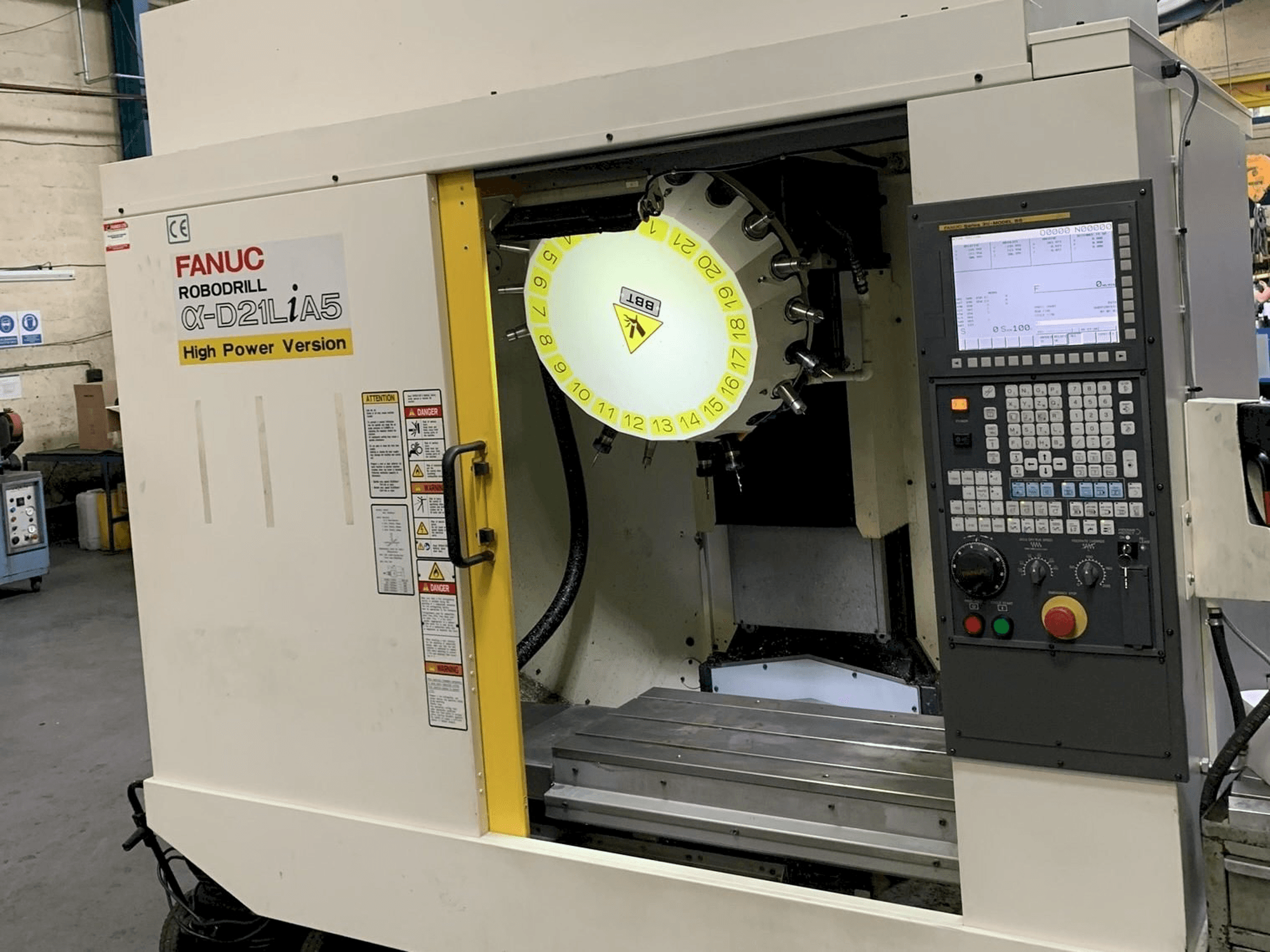 Vista frontal de la máquina FANUC Robodrill Alpha D21LiA5