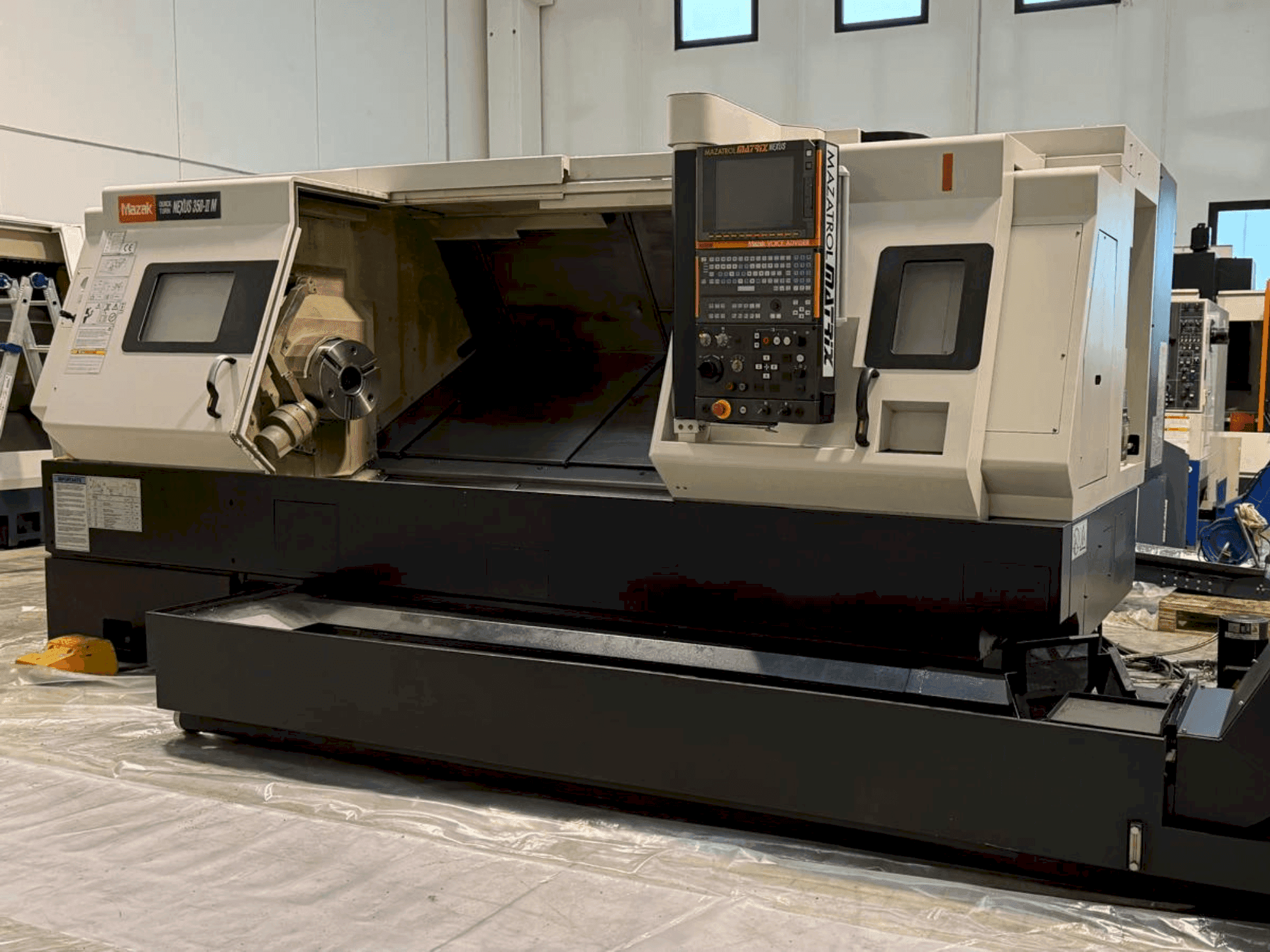 Vista frontal de la máquina Mazak QT Nexus 350 II M