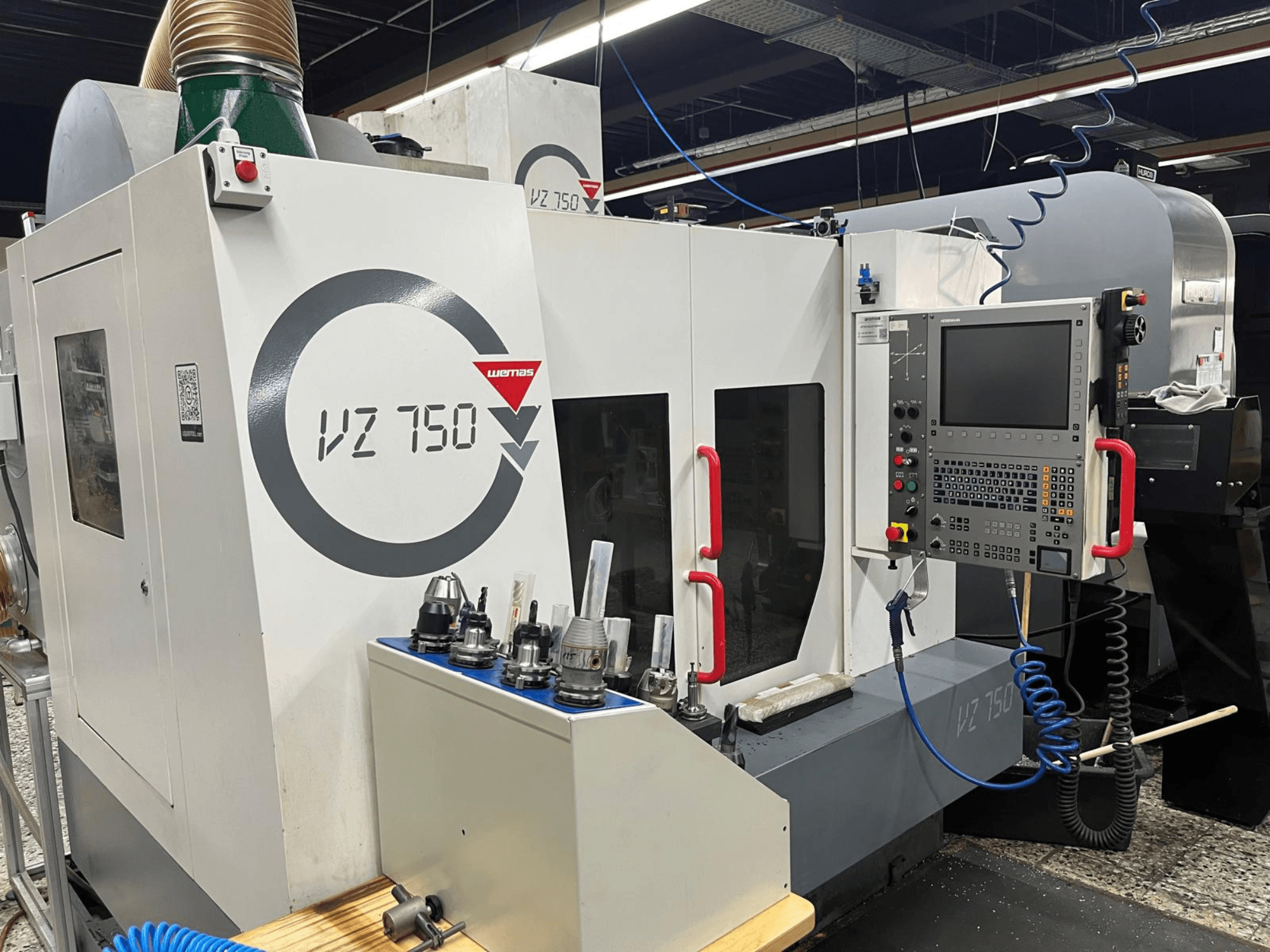 Centro de mecanizado vertical WEMAS VZ 750, vista frontal, muestra el panel de control, los portaherramientas y los detalles de diseño de la máquina.