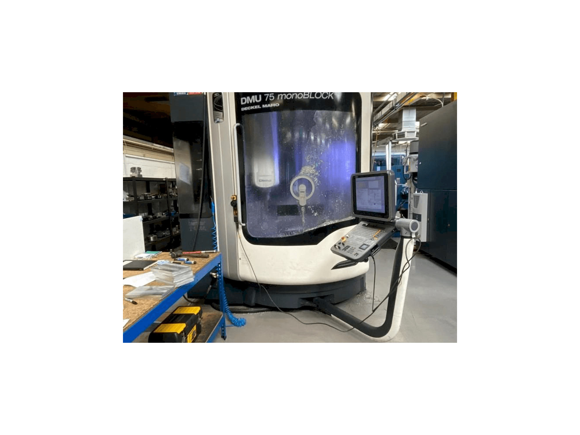 Vista frontal de la máquina DMG MORI DMU75 monoBLOCK