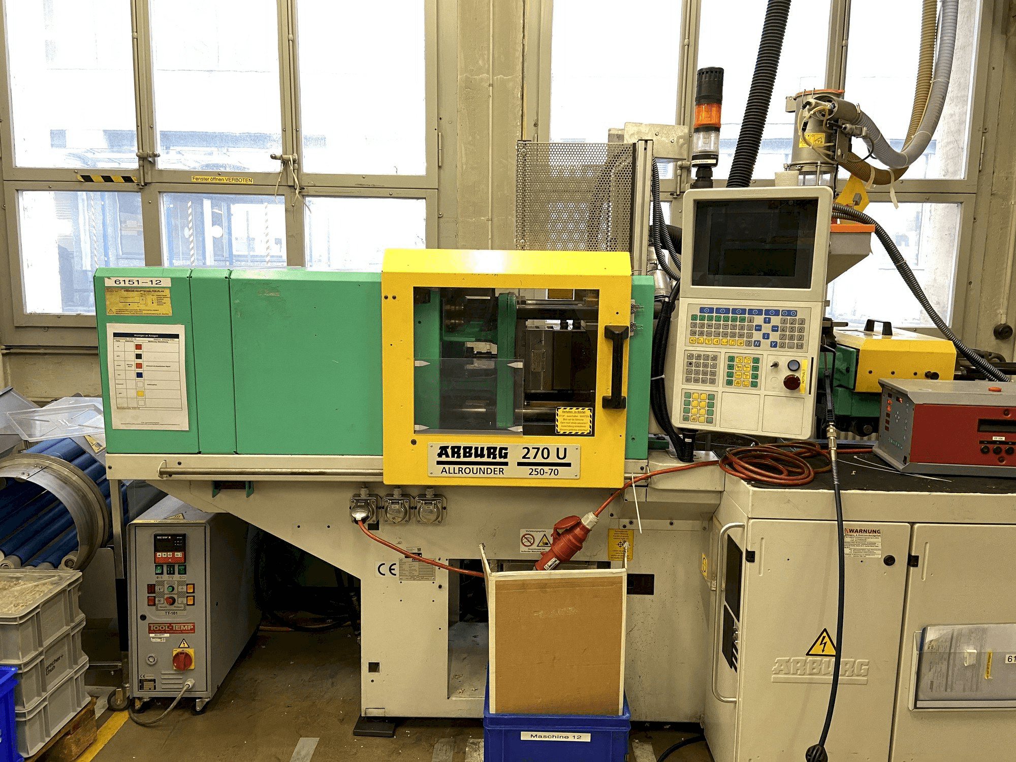 Vista frontal de la máquina Arburg 270 U 250-70