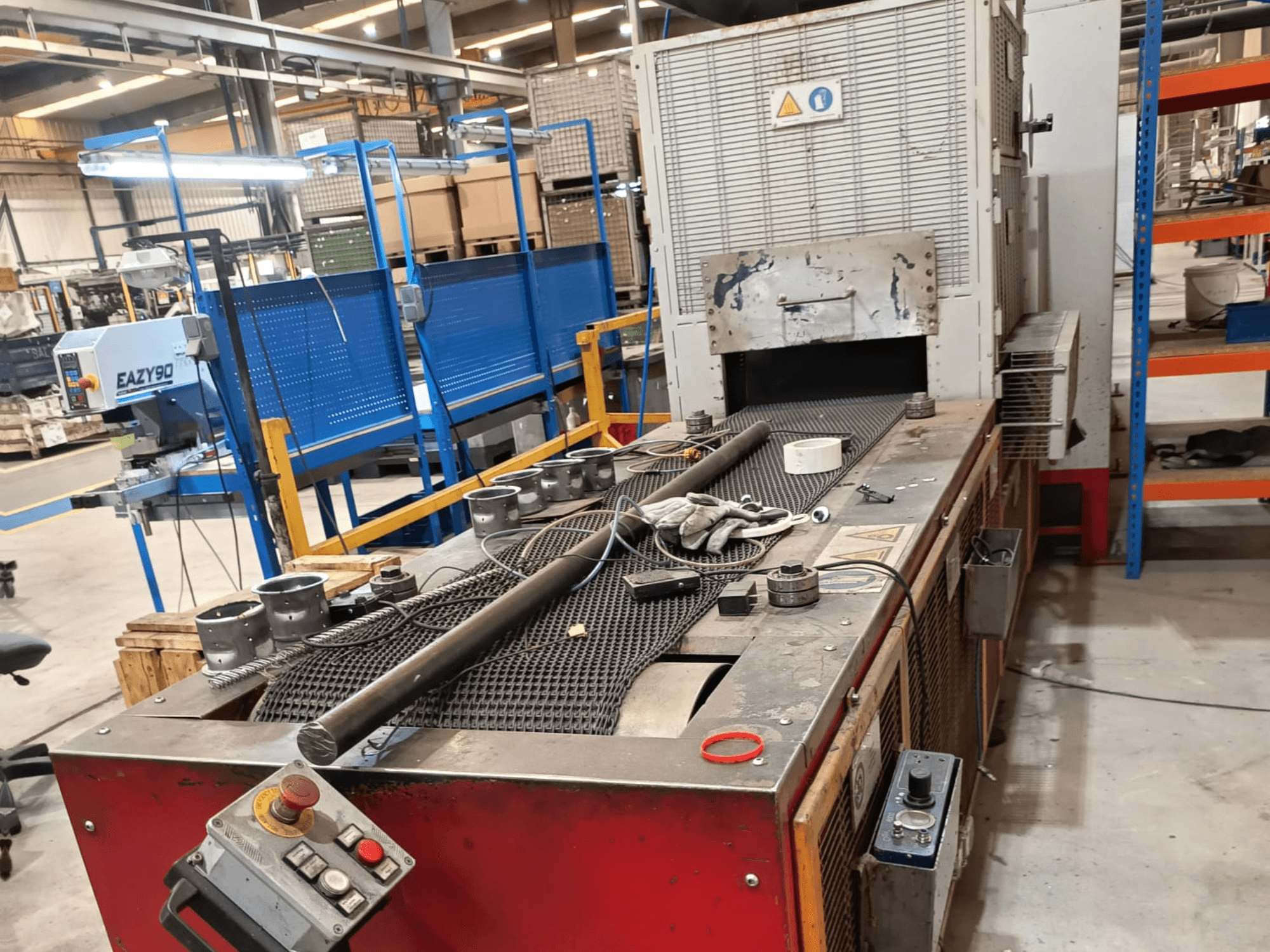 LÍNEA DE SOLDADURA POR BRASADO SCAME 50-20-350-GI-DR, vista lateral en la que se aprecian los controles, las barras metálicas y la disposición del espacio de trabajo en un entorno industrial.