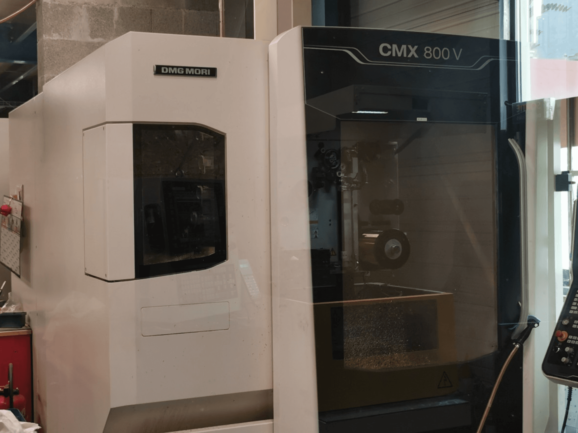 Centro de mecanizado vertical DMG Mori Seiki CMX 800 V; vista frontal en la que se aprecian el panel de control y la zona de trabajo con las herramientas a la vista.