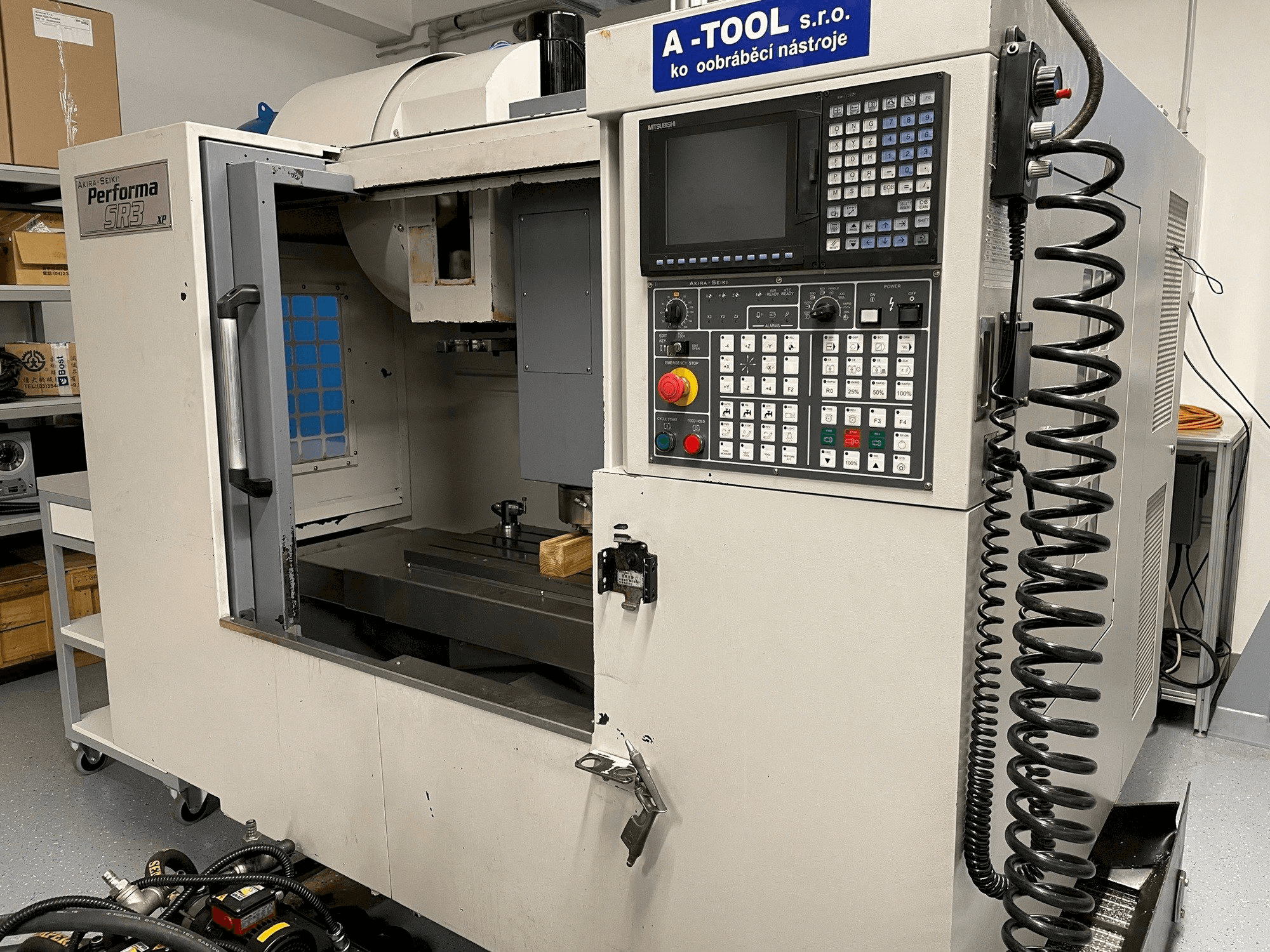 Vista frontal de la máquina Akira Seiki SR3XP