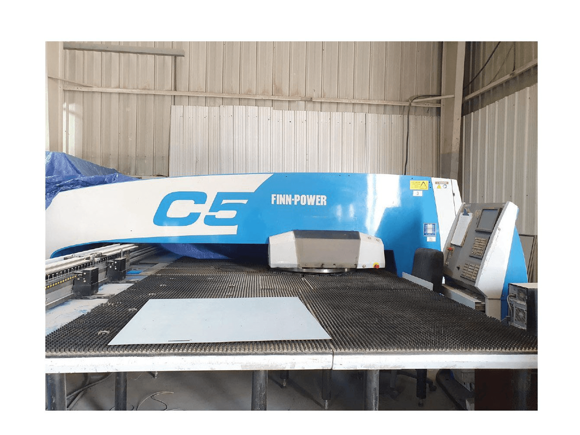 Vista frontal de la máquina Finn-Power C5