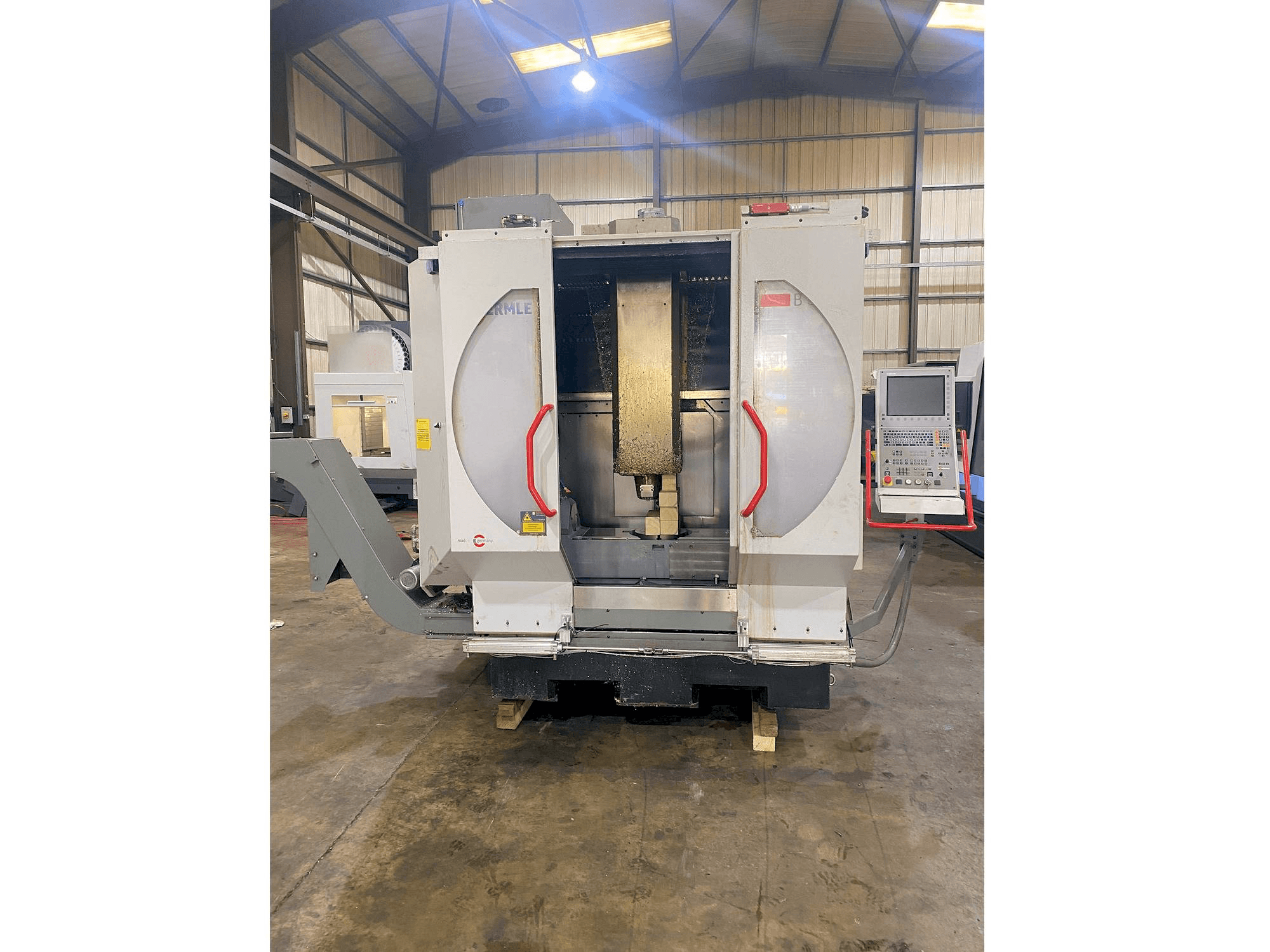 Vista frontal de la máquina HERMLE B 300 U